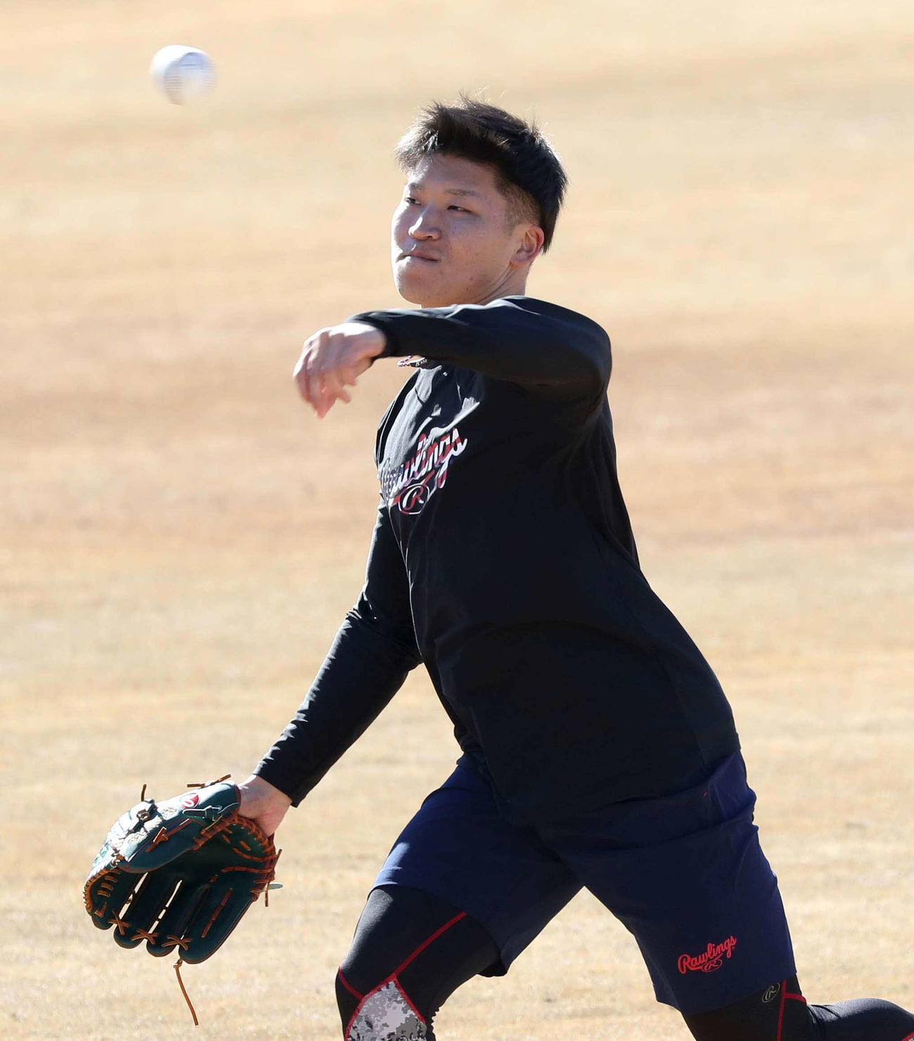 キャッチボールする日本ハム長谷川威（撮影・黒川智章）
