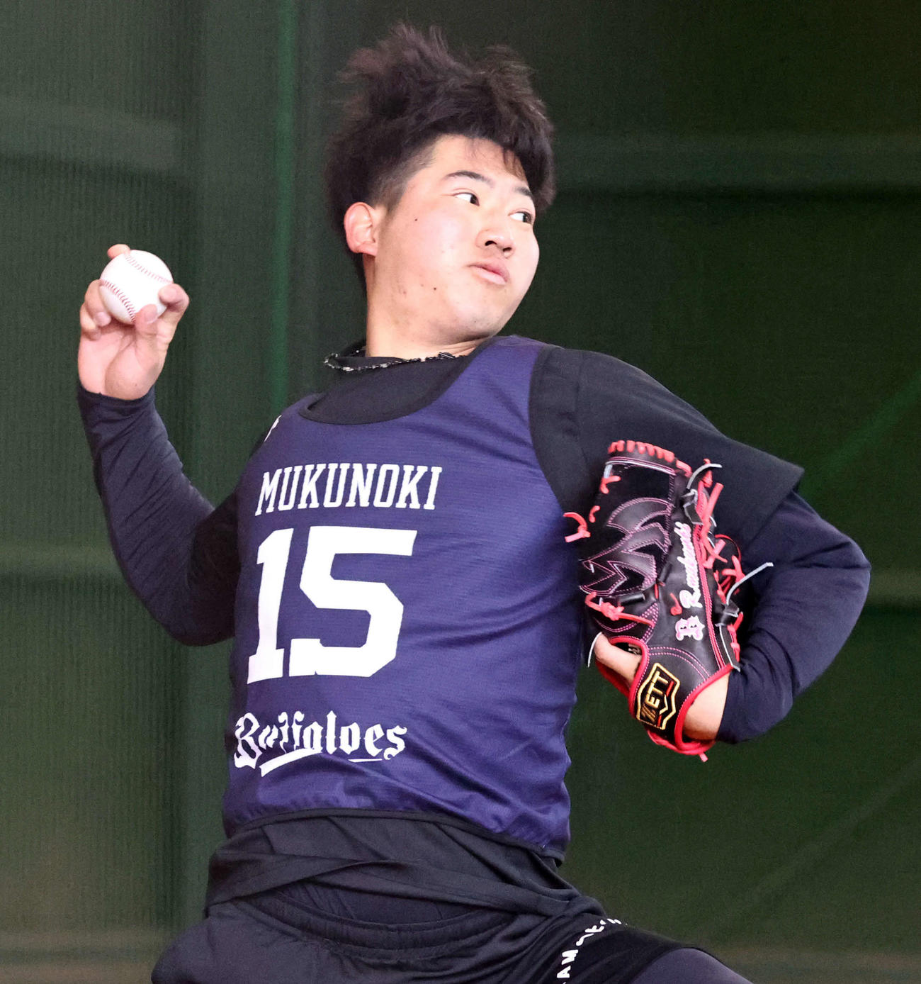 初めてブルペンに入ってフォークボールなどを投げたオリックス椋木（撮影・加藤哉）