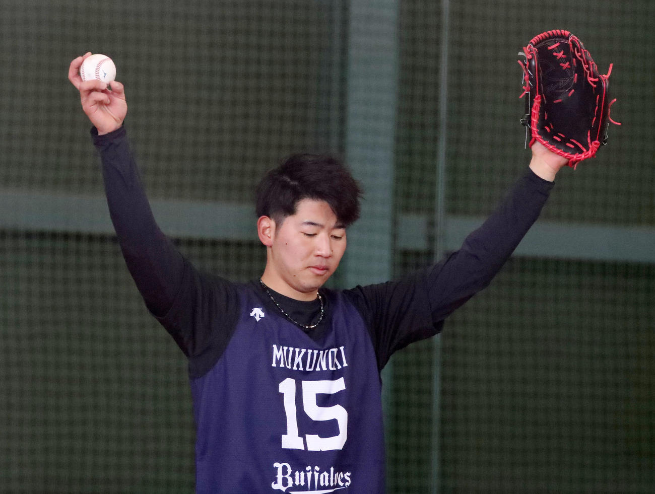 初めてブルペンに入り投球練習を行った椋木（撮影・加藤哉）