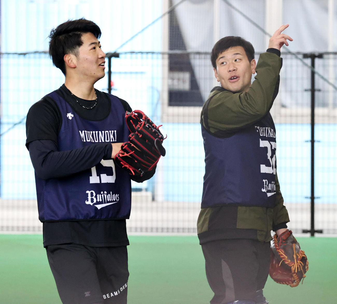初めてブルペン入りした椋木（左）は球を受けた福永と談笑する（撮影・加藤哉）