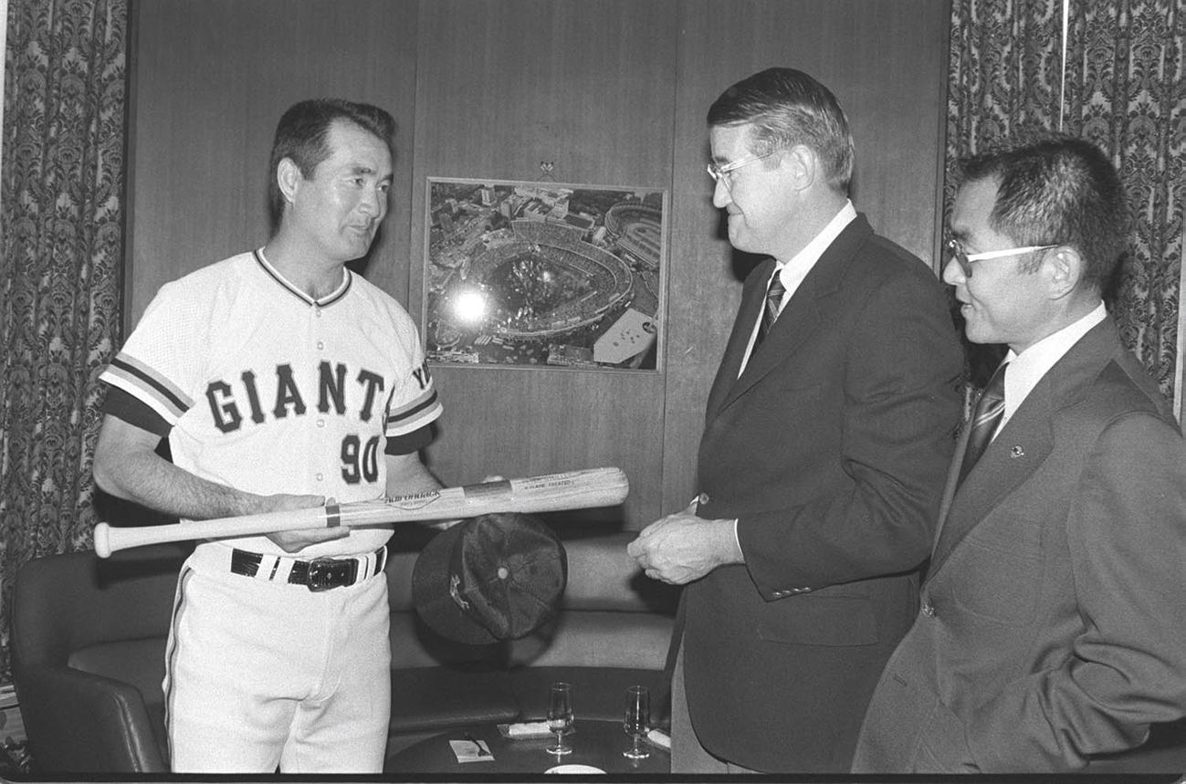 ドジャースのオマリー会長（中）とアイク生原氏（右）の訪問を受ける長嶋茂雄監督（1980年撮影）