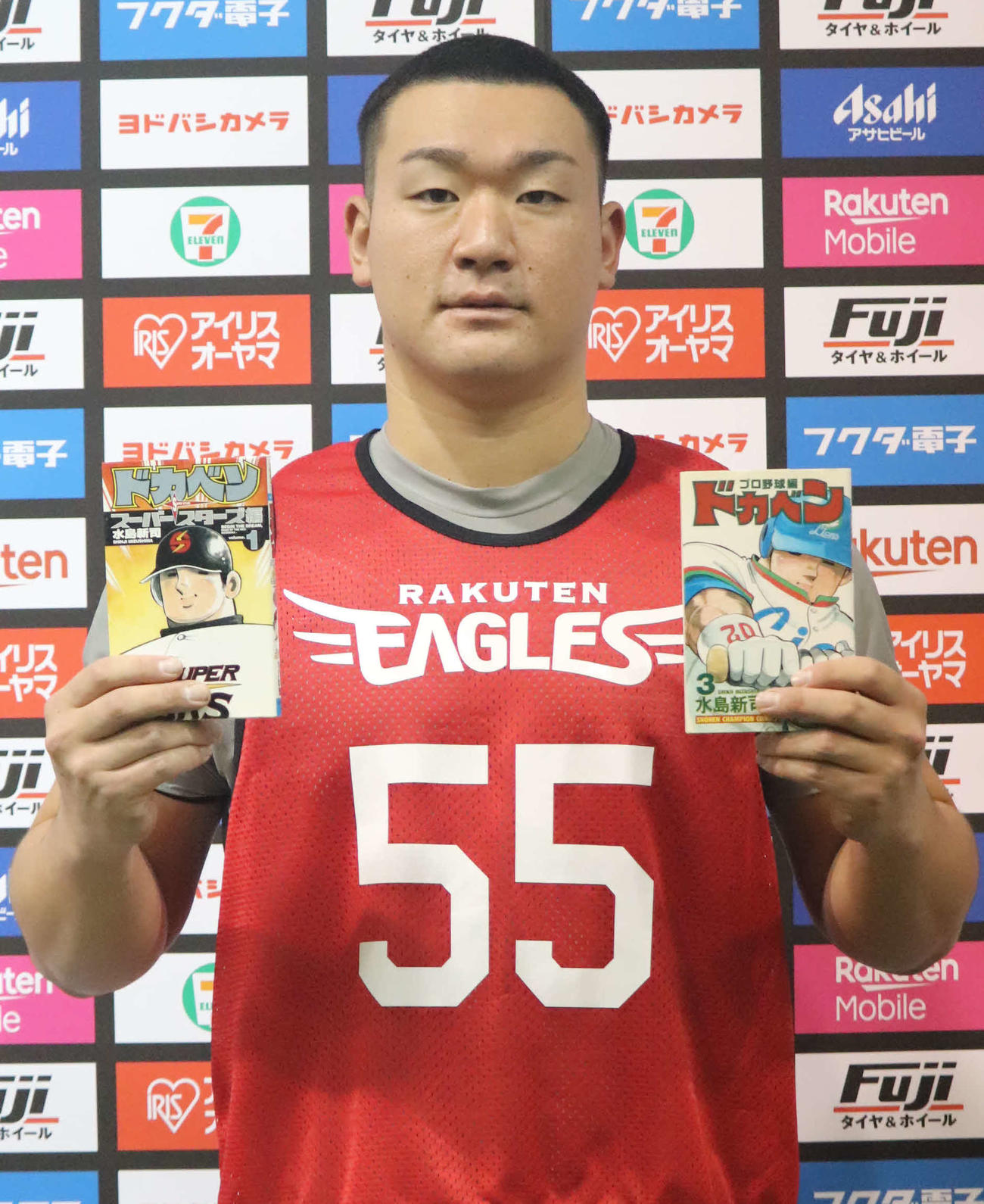 漫画「ドカベン」を手にする楽天安田（撮影・湯本勝大）