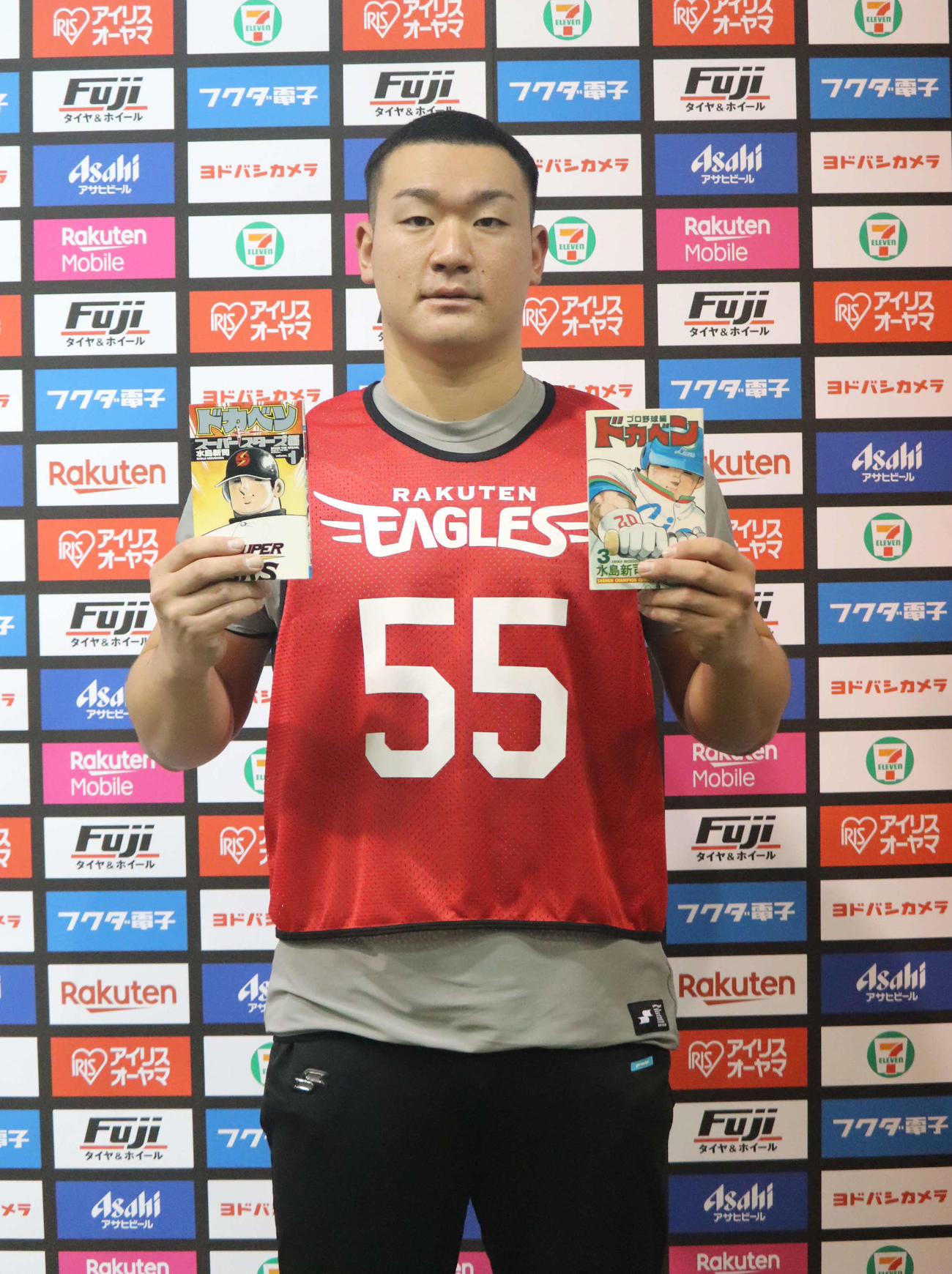 漫画「ドカベン」を手にする楽天ドラフト2位安田（撮影・湯本勝大）