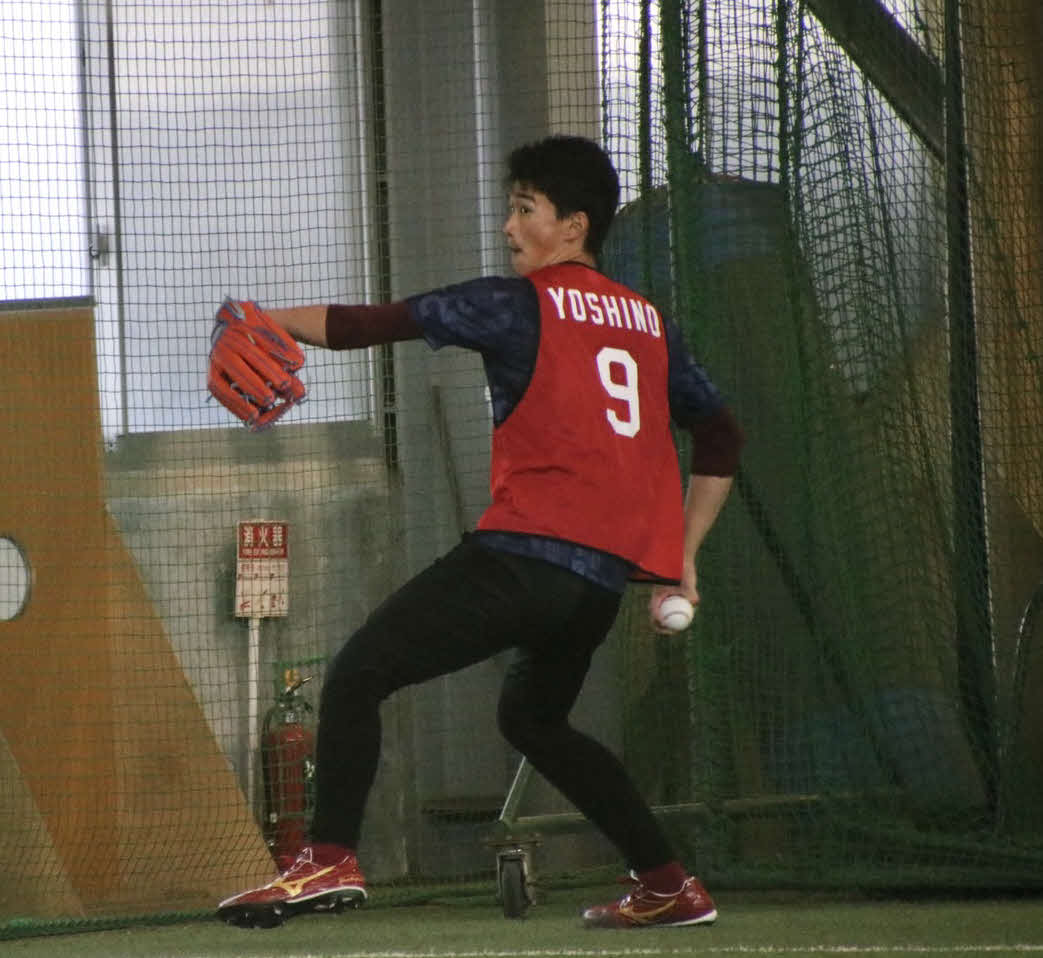 新人合同自主トレでキャッチボールをする楽天ドラフト1位吉野（代表撮影）