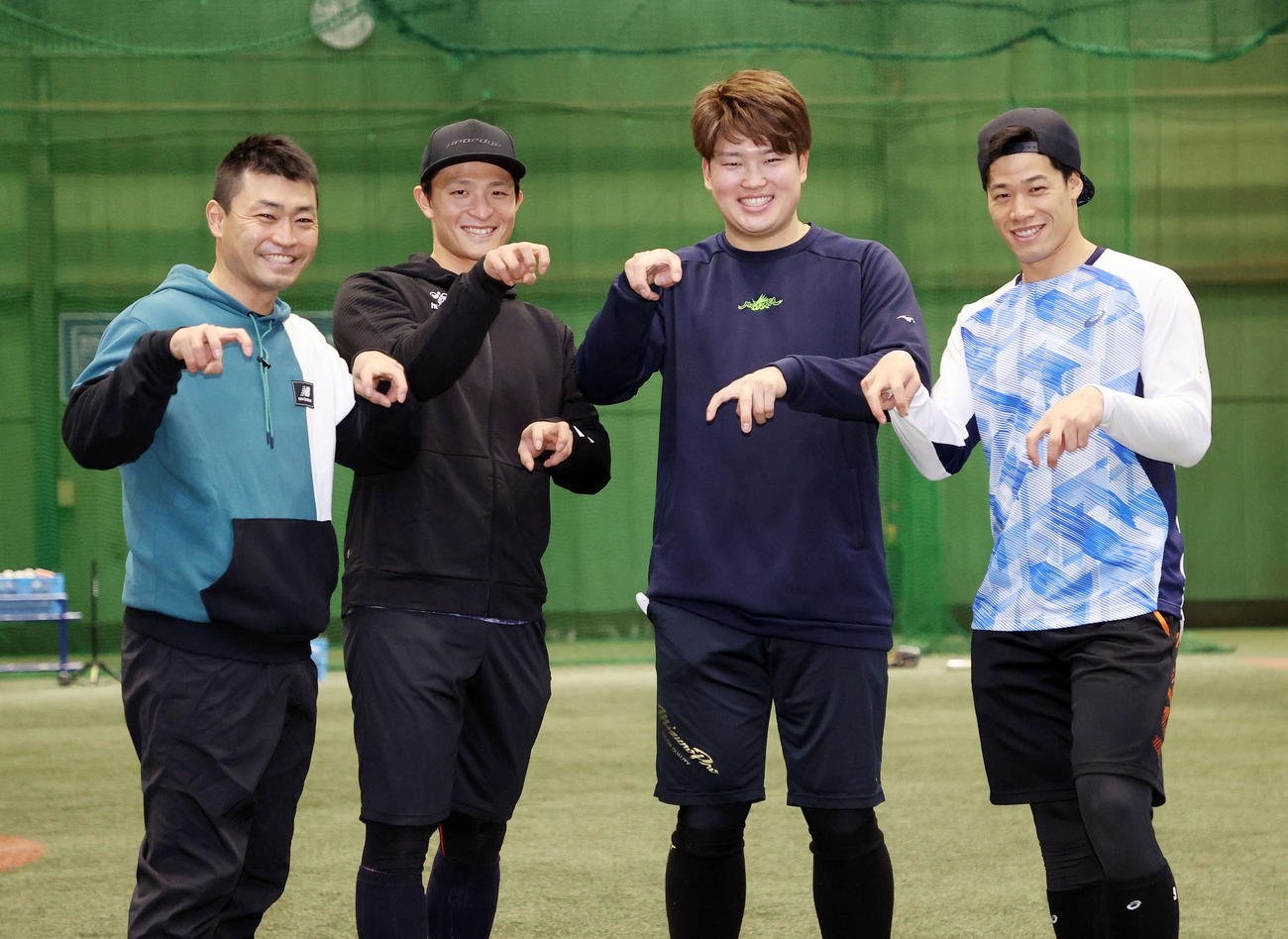 「V2ひづめポーズ」で連覇を誓うヤクルトの、左から青木、宮本、村上、塩見（撮影・鈴木正人）