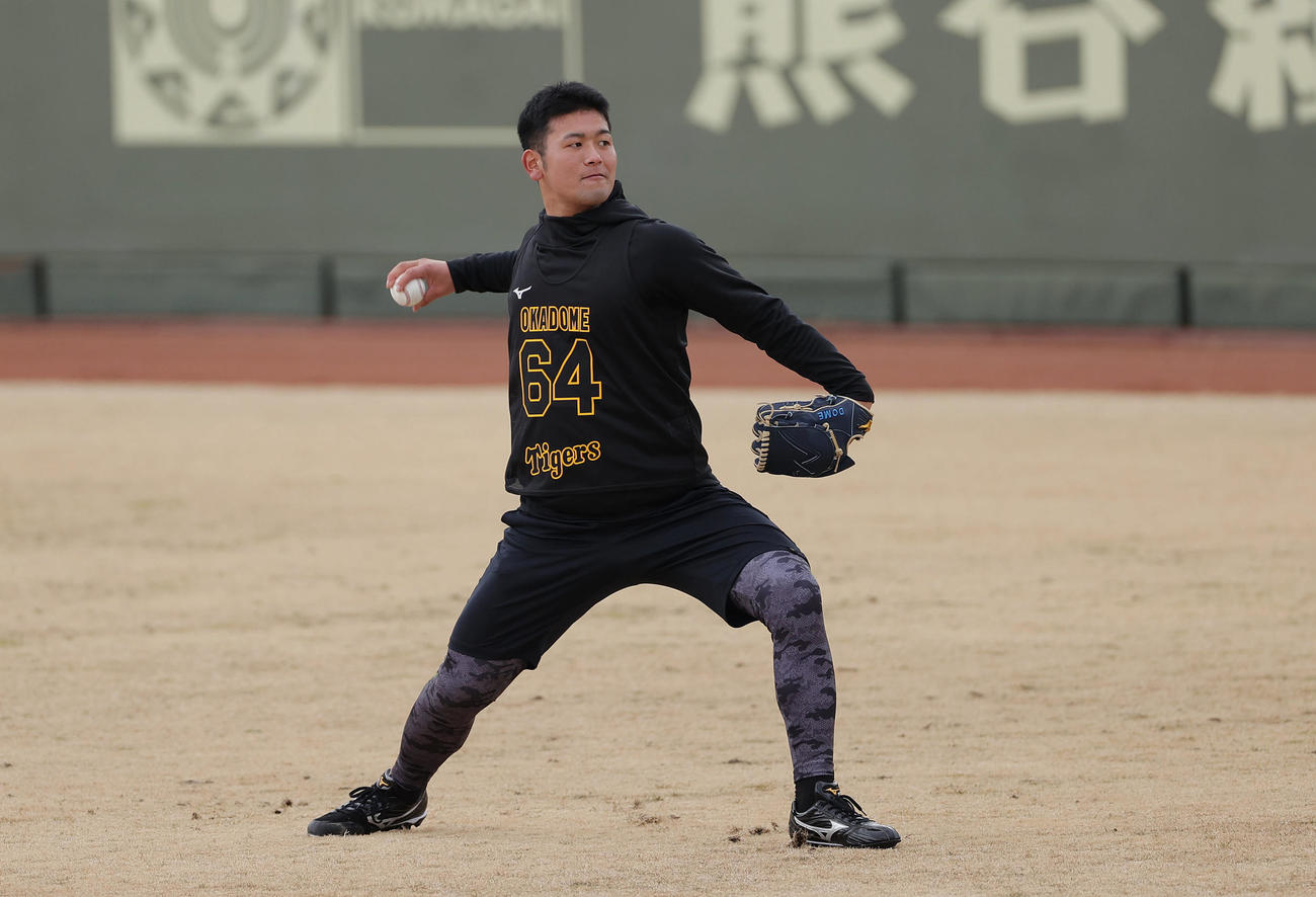 新人合同自主トレに合流し、キャッチボールする阪神岡留（撮影・前田充）