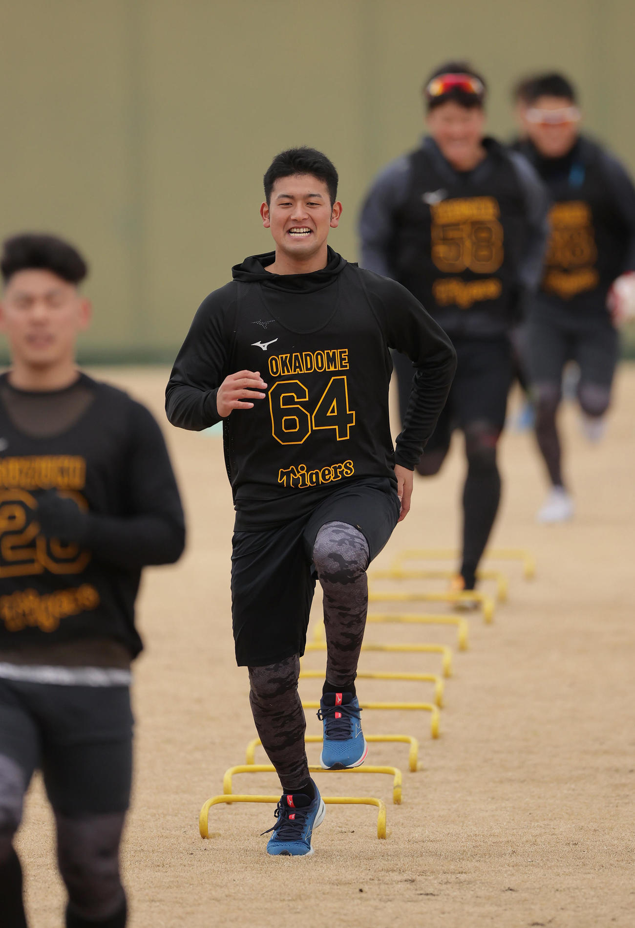 新人合同自主トレに合流し、ダッシュを繰り返す阪神岡留（中央）ら（撮影・前田充）