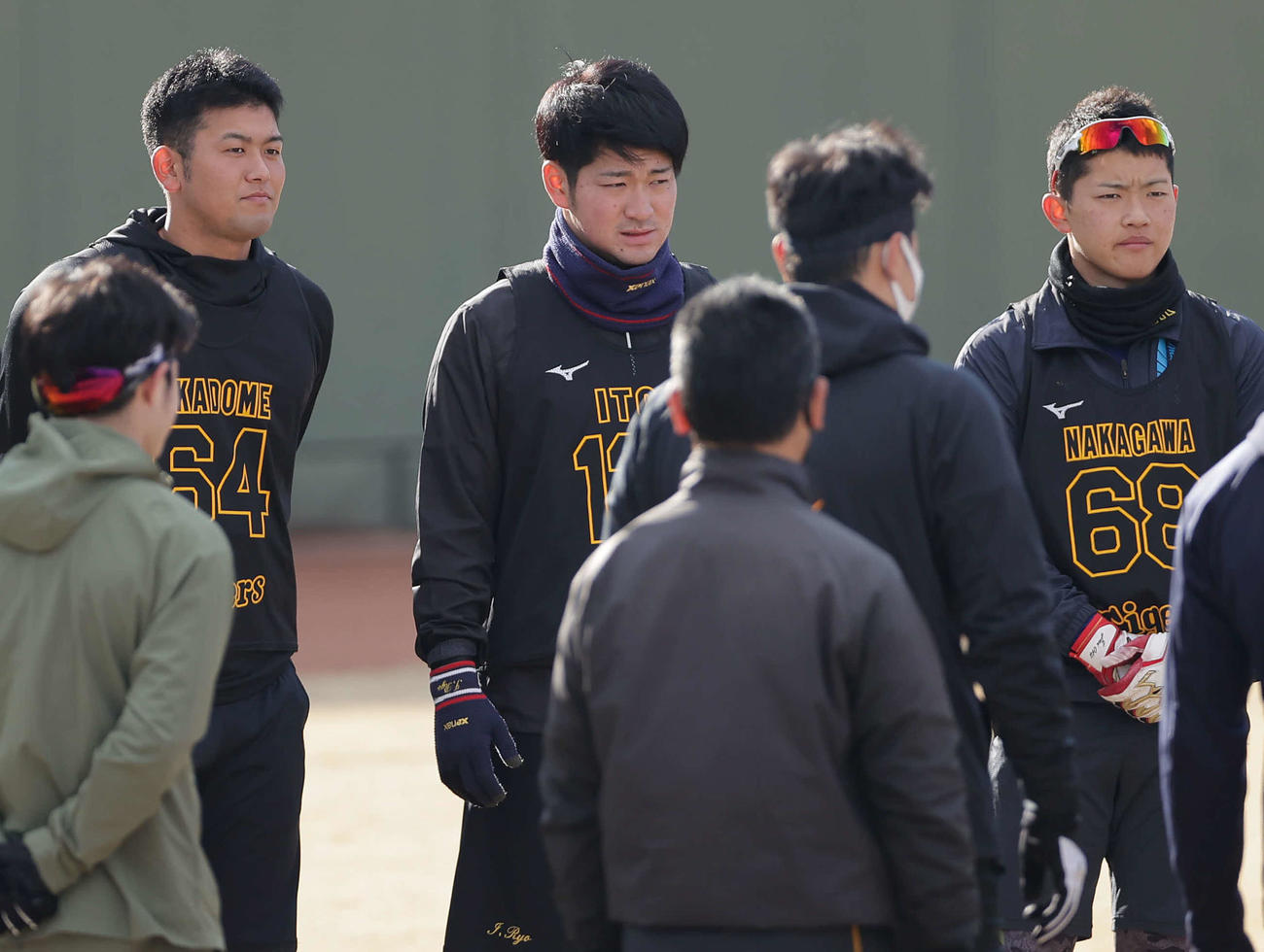 新人合同自主トレに合流した阪神岡留（左後方）（撮影・前田充）