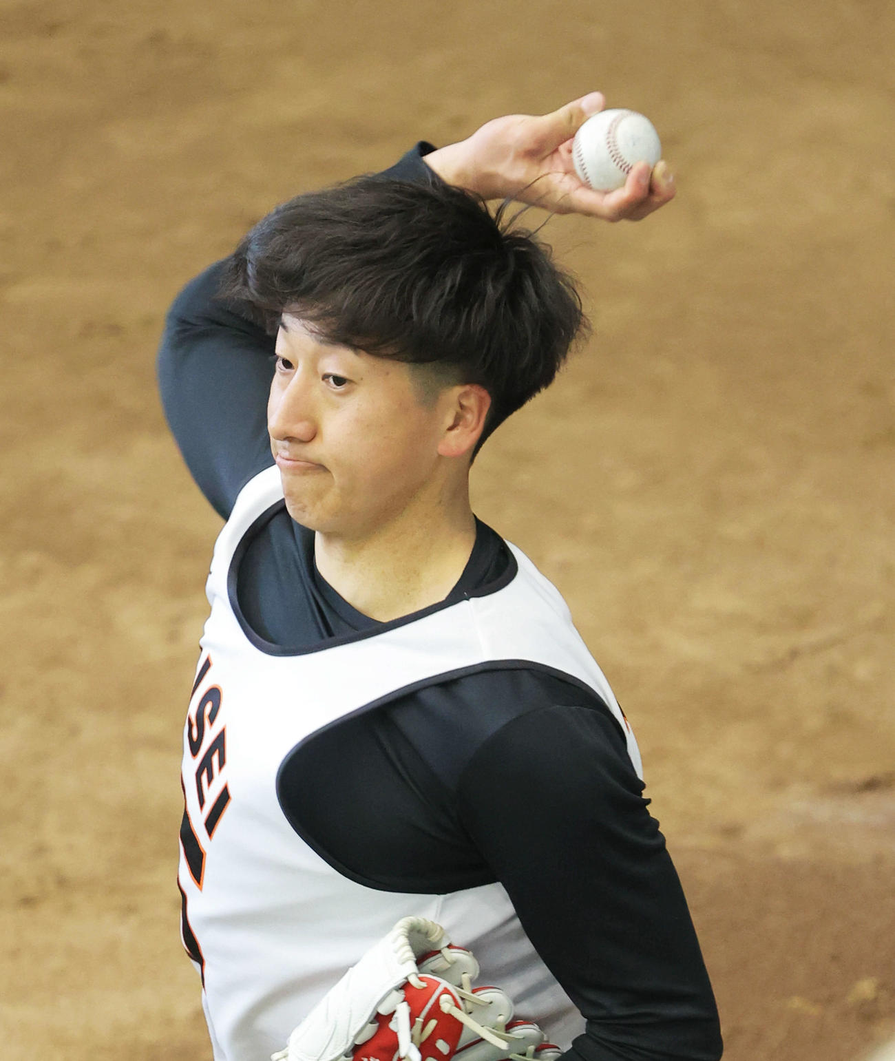 ブルペン投球する巨人大勢（撮影・河田真司）