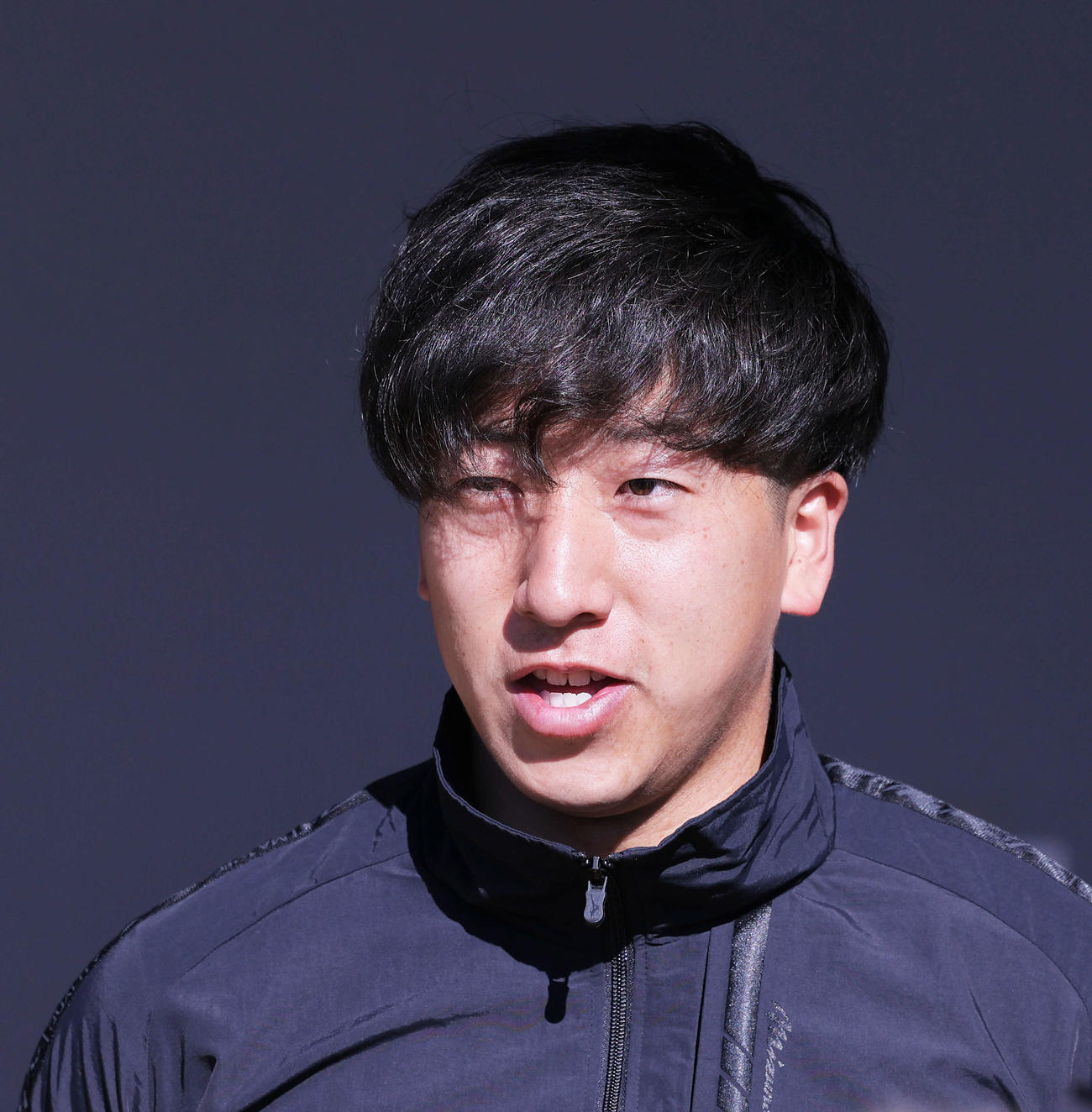 インタビューに答える巨人大勢（撮影・河田真司）