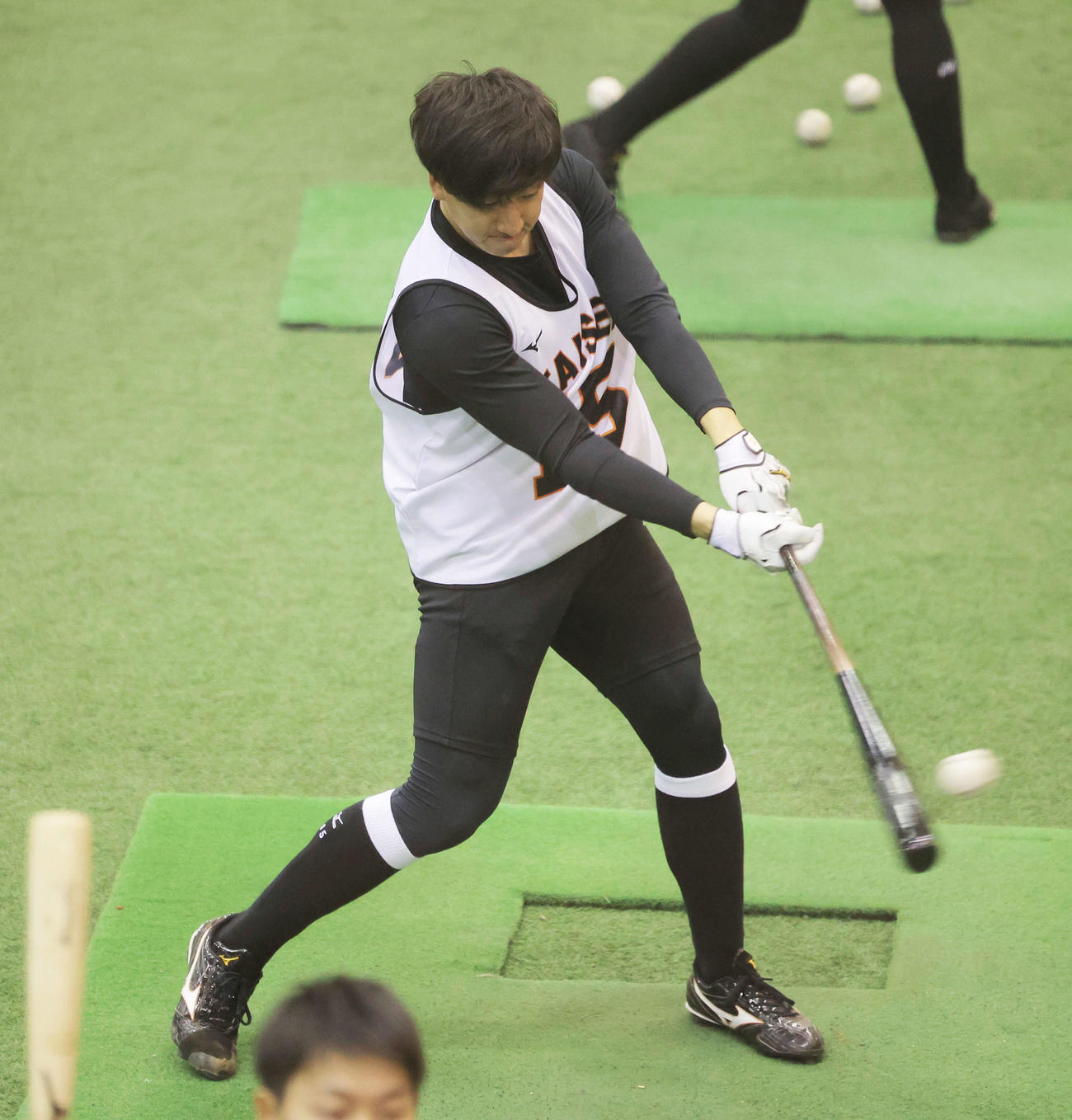室内練習場でティー打撃する巨人大勢（撮影・河田真司）