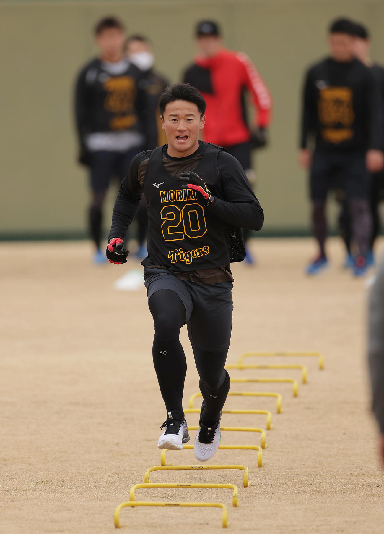 スプリントコーチ秋本氏の指導の下、ダッシュを繰り返す阪神森木（撮影・前田充）