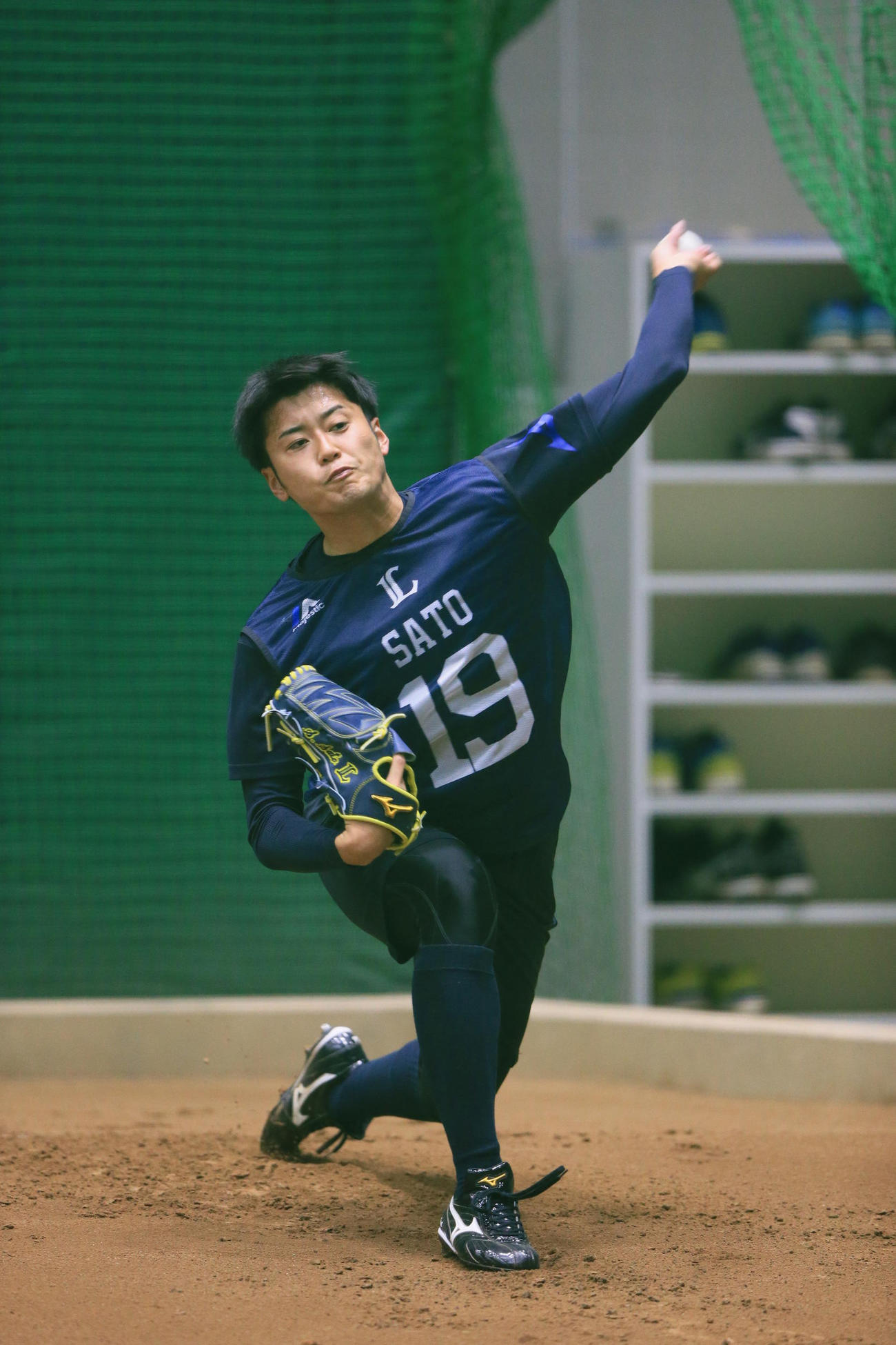 自主トレで初めてブルペン投球を行った西武ドラフト2位の佐藤