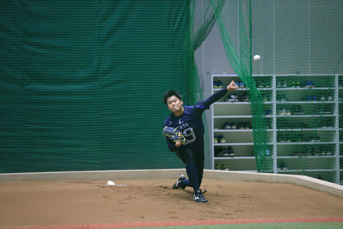 自主トレで初めてブルペン投球を行った西武ドラフト2位の佐藤