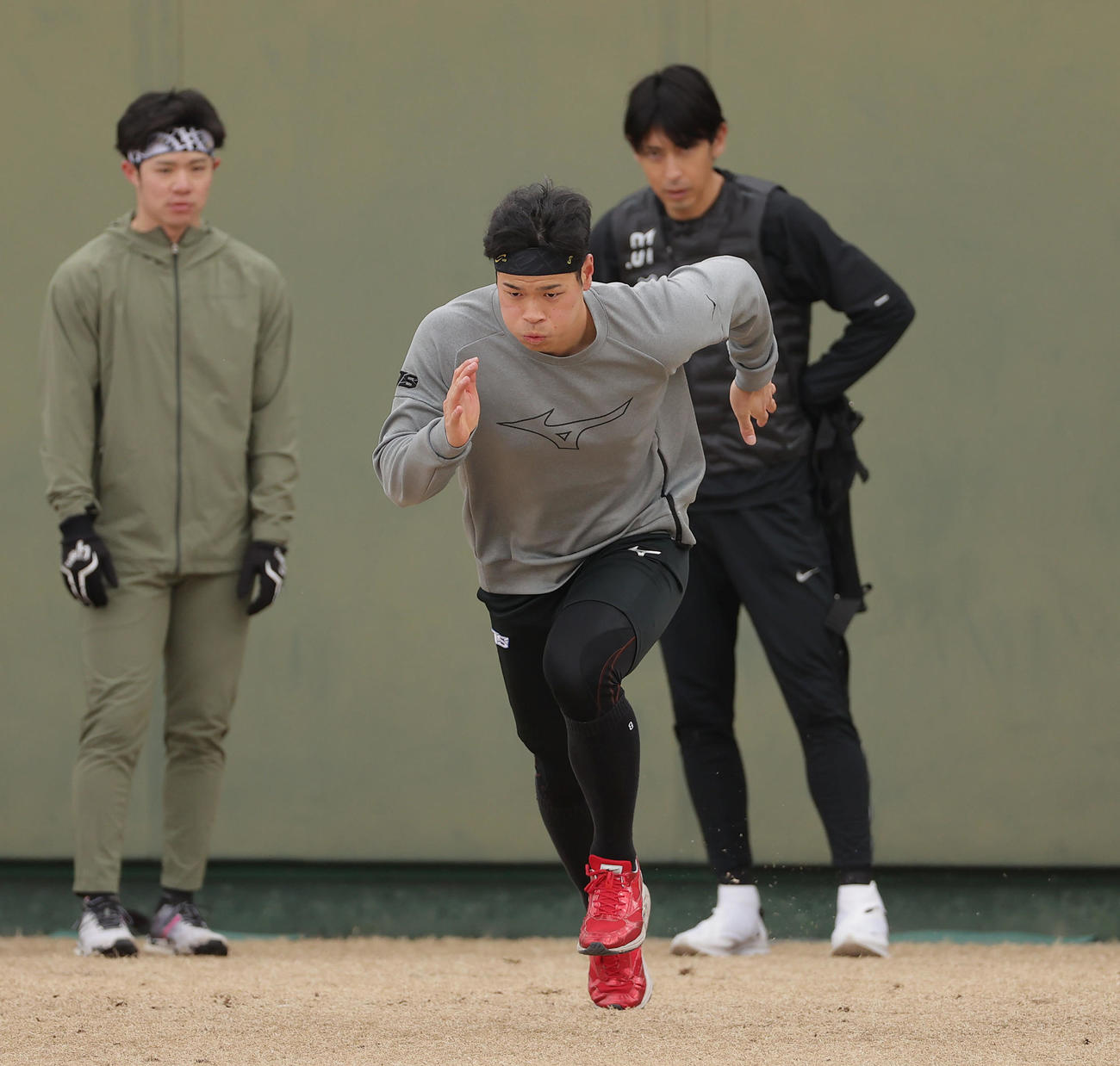 スプリントコーチ秋本氏（後方）の指導を受ける阪神佐藤輝。左は中野（撮影・前田充）