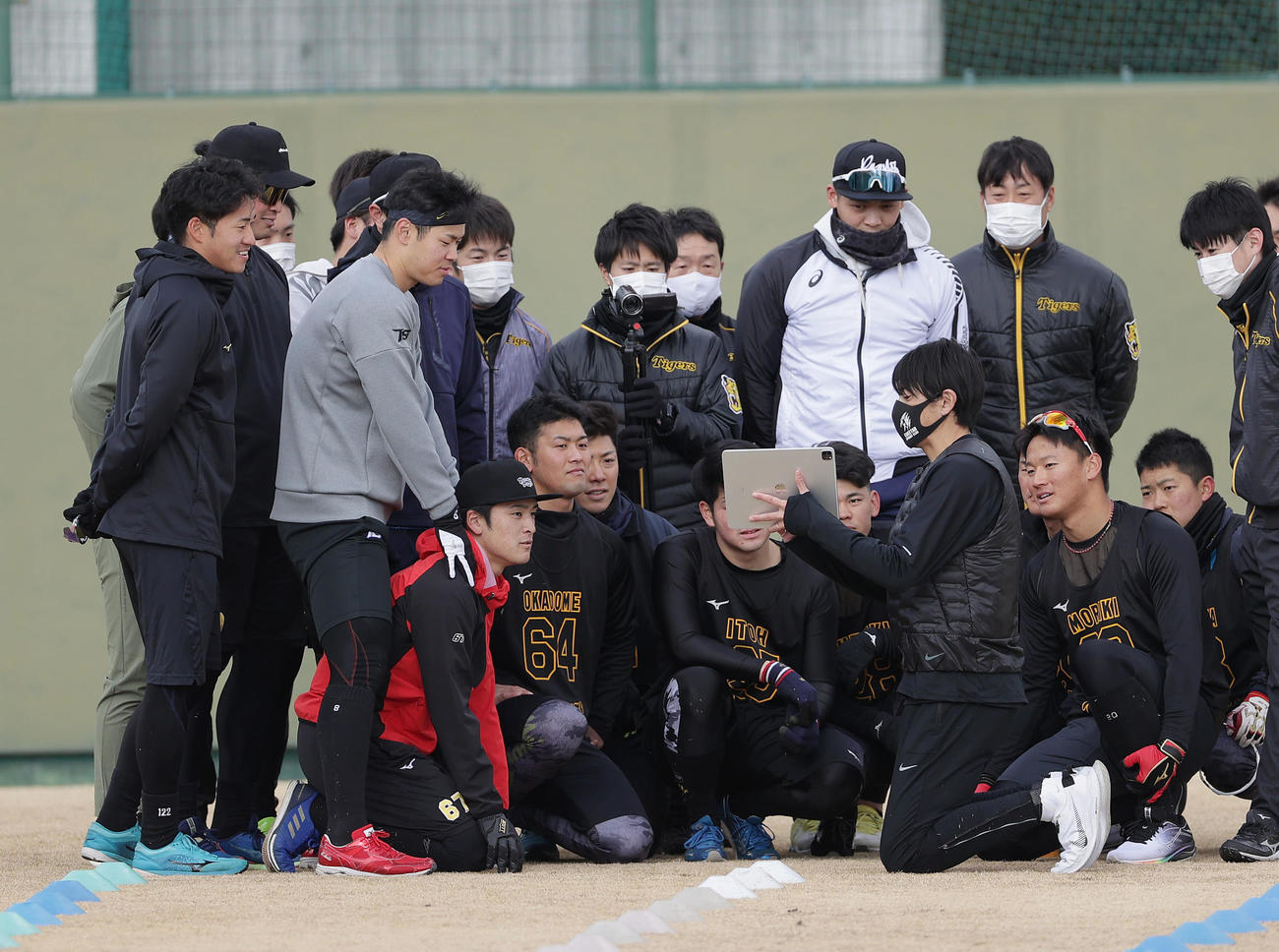 スプリントコーチ秋本氏（右から5人目）の指導を受ける佐藤輝（左から3人目）と森木（右から3人目）ら（撮影・前田充）