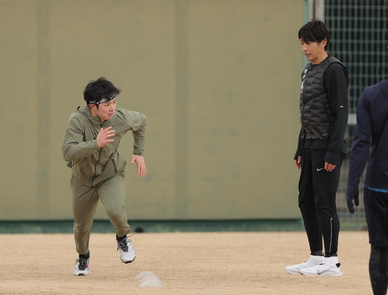 スプリントコーチ秋本氏（右）の指導の下、ダッシュを繰り返す阪神中野（撮影・前田充）