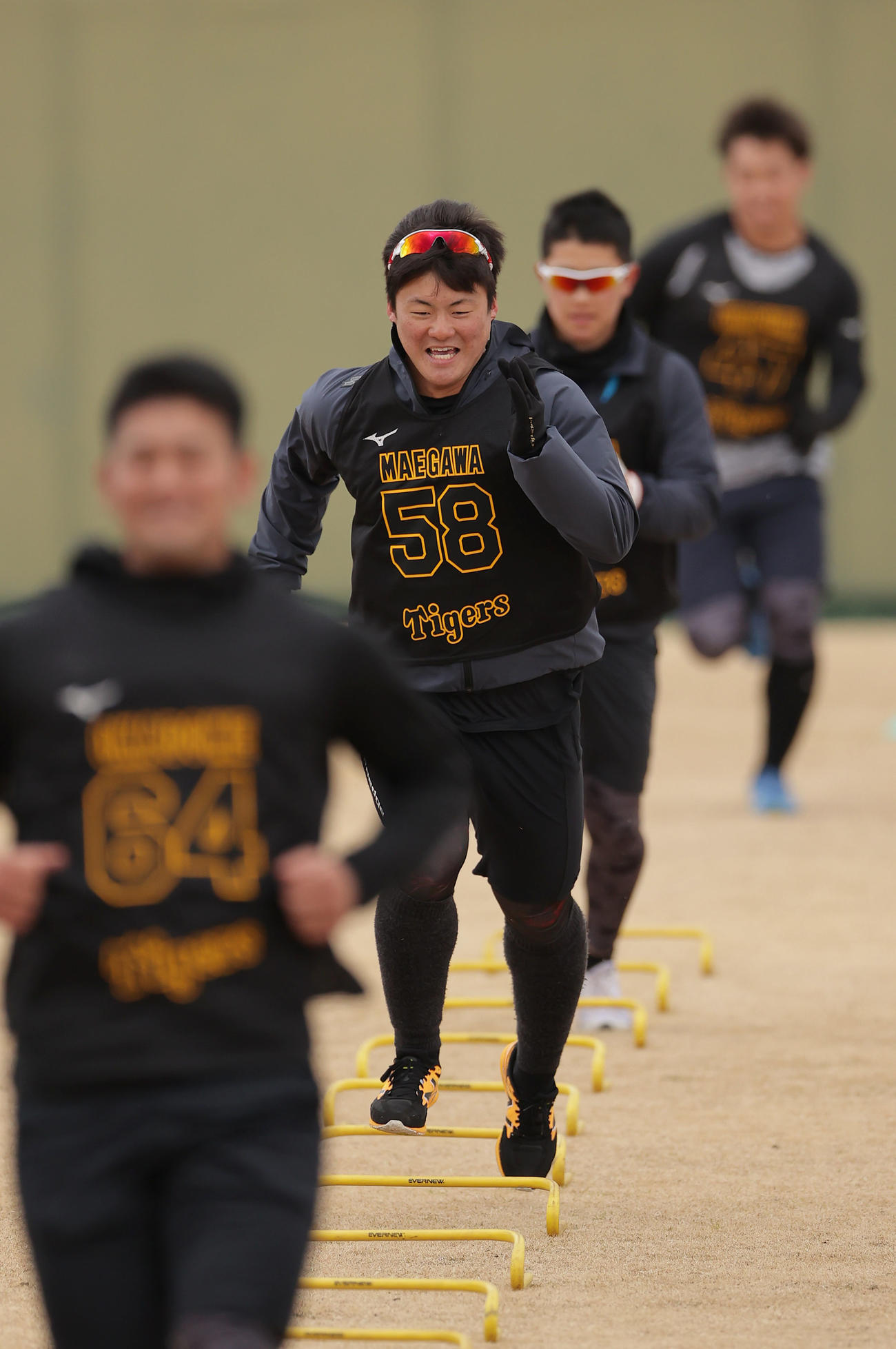 スプリントコーチ秋本氏の指導の下、ダッシュを繰り返す阪神前川（中央）ら（撮影・前田充）