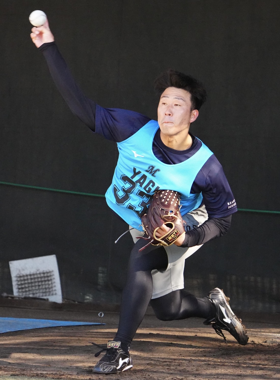 自主トレでブルペン投球を行うロッテドラフト5位八木
