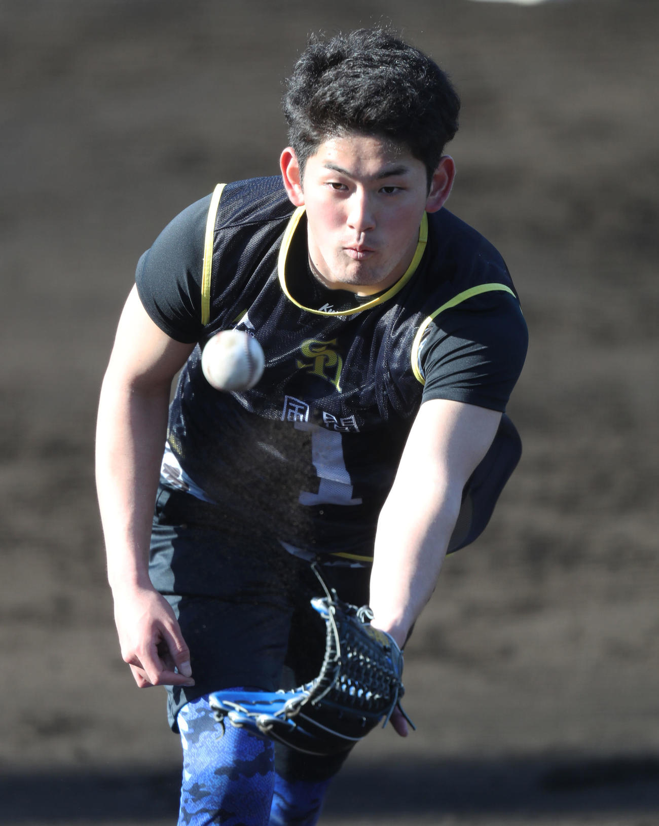 順調に自主トレをこなすソフトバンク風間（撮影・屋方直哉）