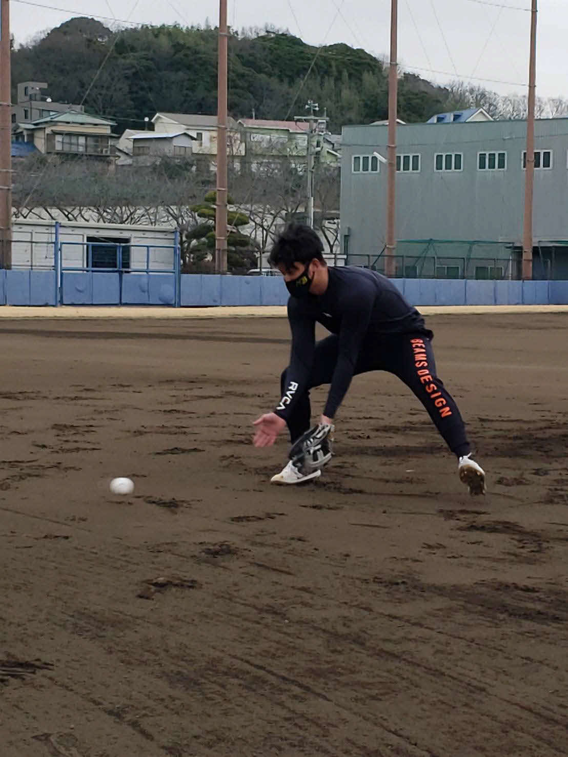 自主トレを公開する巨人吉川（球団提供）