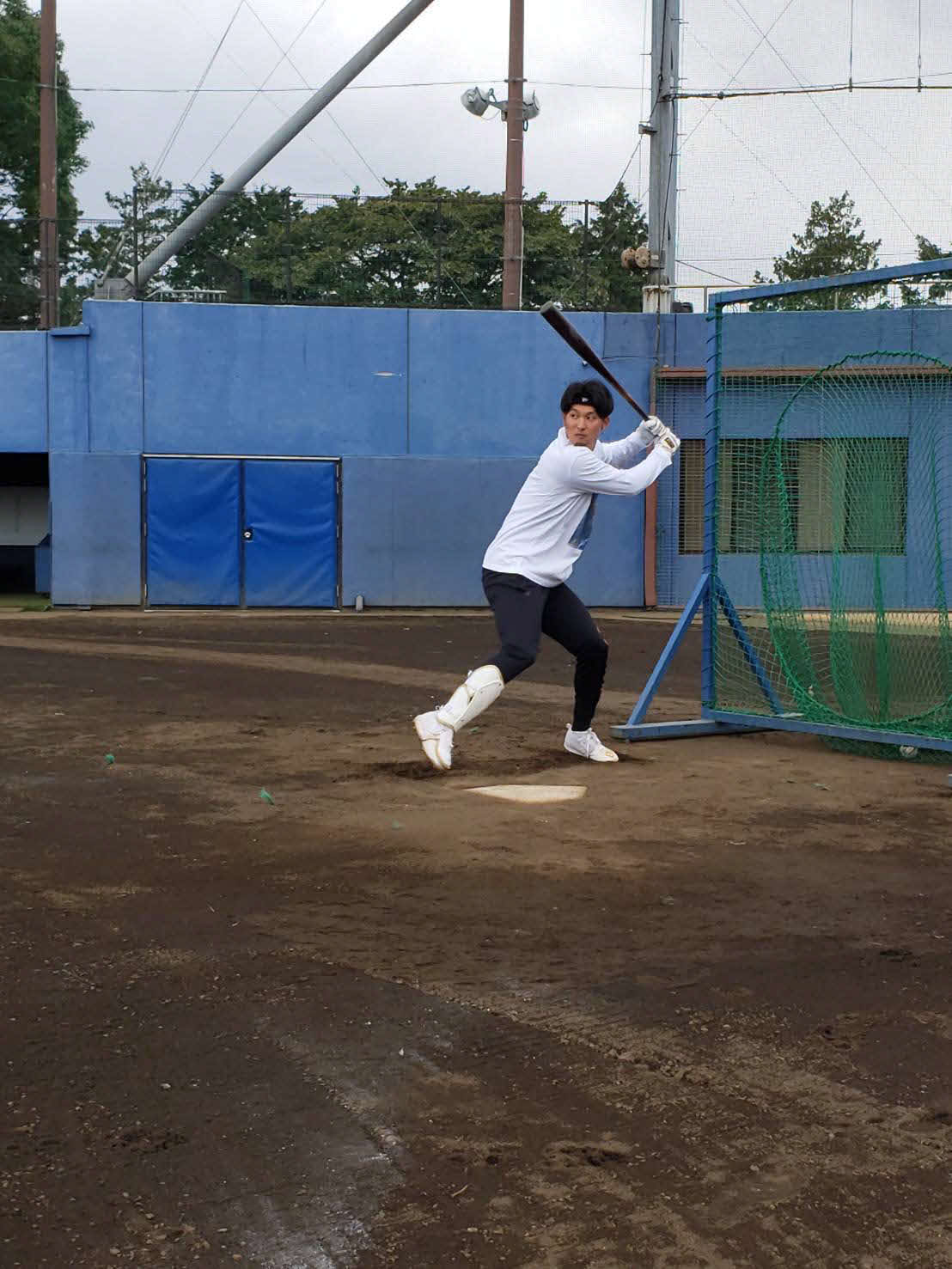 自主トレを公開する巨人吉川（球団提供）
