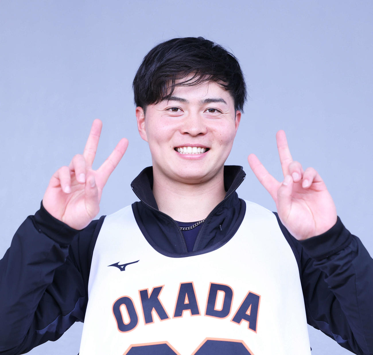 22歳の誕生日を迎え、笑顔でダブルピースする巨人岡田（撮影・河田真司）