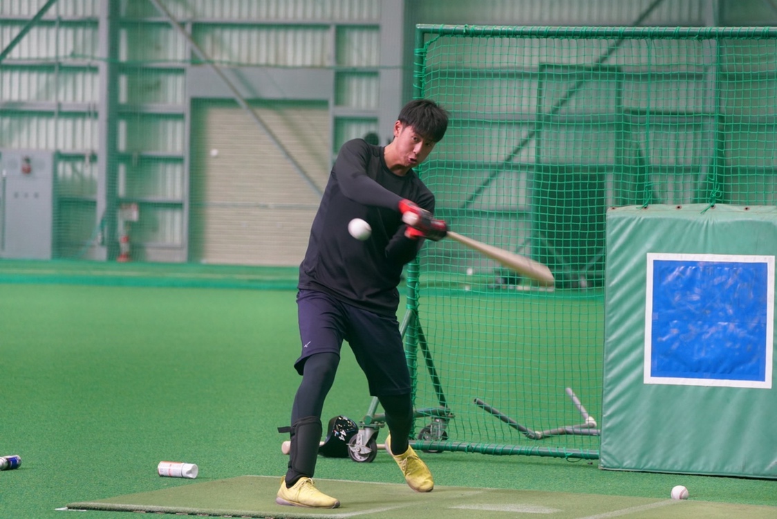 打撃練習する日本ハム阪口（球団提供）