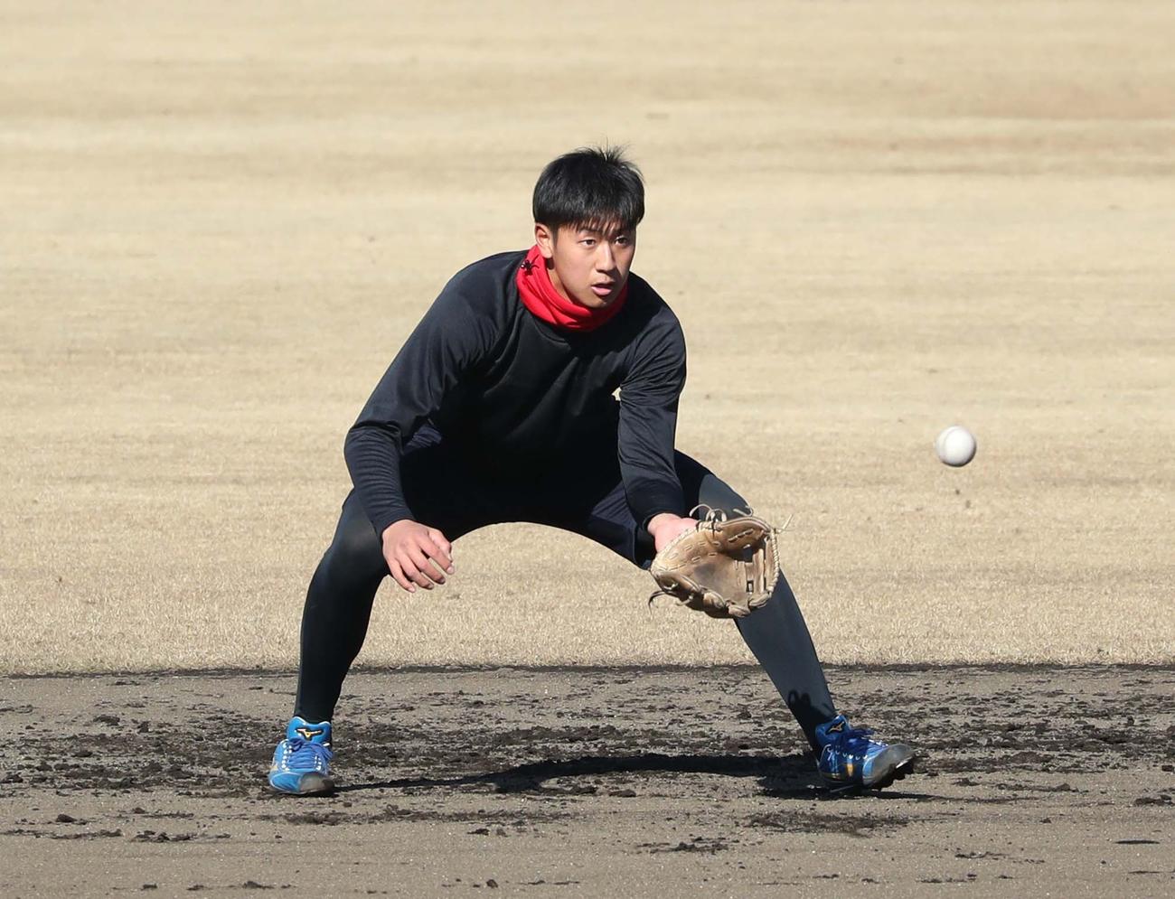 ノックを受ける日本ハム阪口（撮影・黒川智章）