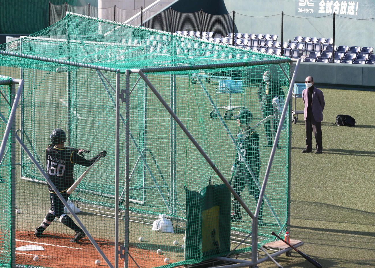 ルーキーの打撃練習を見守る王球団会長（撮影・梅根麻紀）