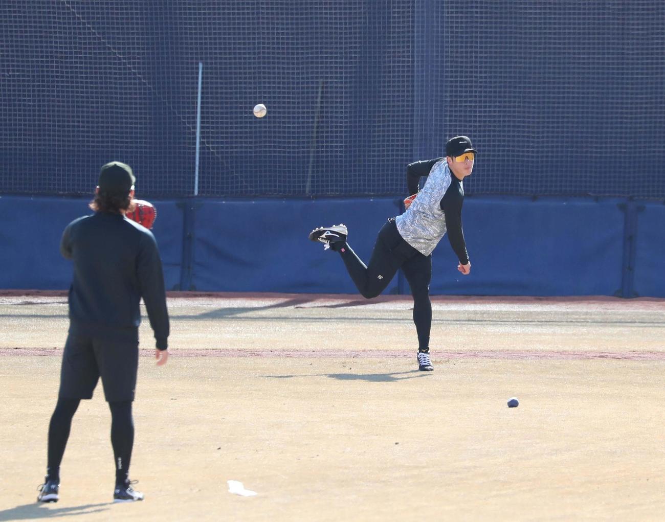 伊藤（手前）とキャッチボールする日本ハム吉田（撮影・黒川智章）