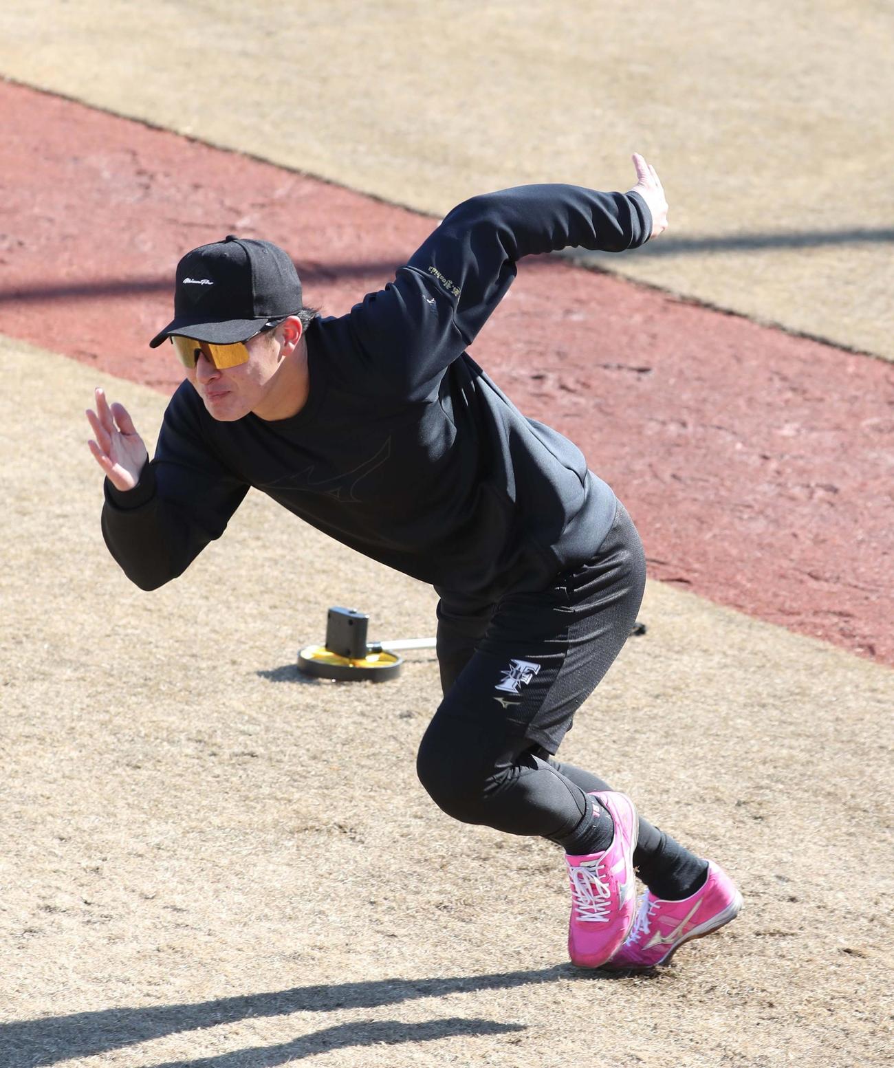 ダッシュする日本ハム吉田（撮影・黒川智章）