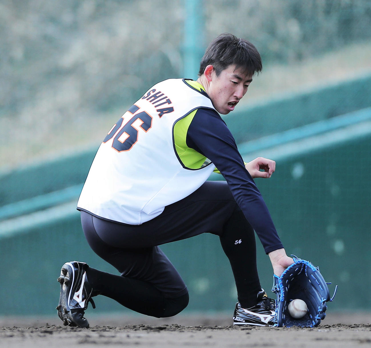 ノックを受ける巨人石田（撮影・河田真司）