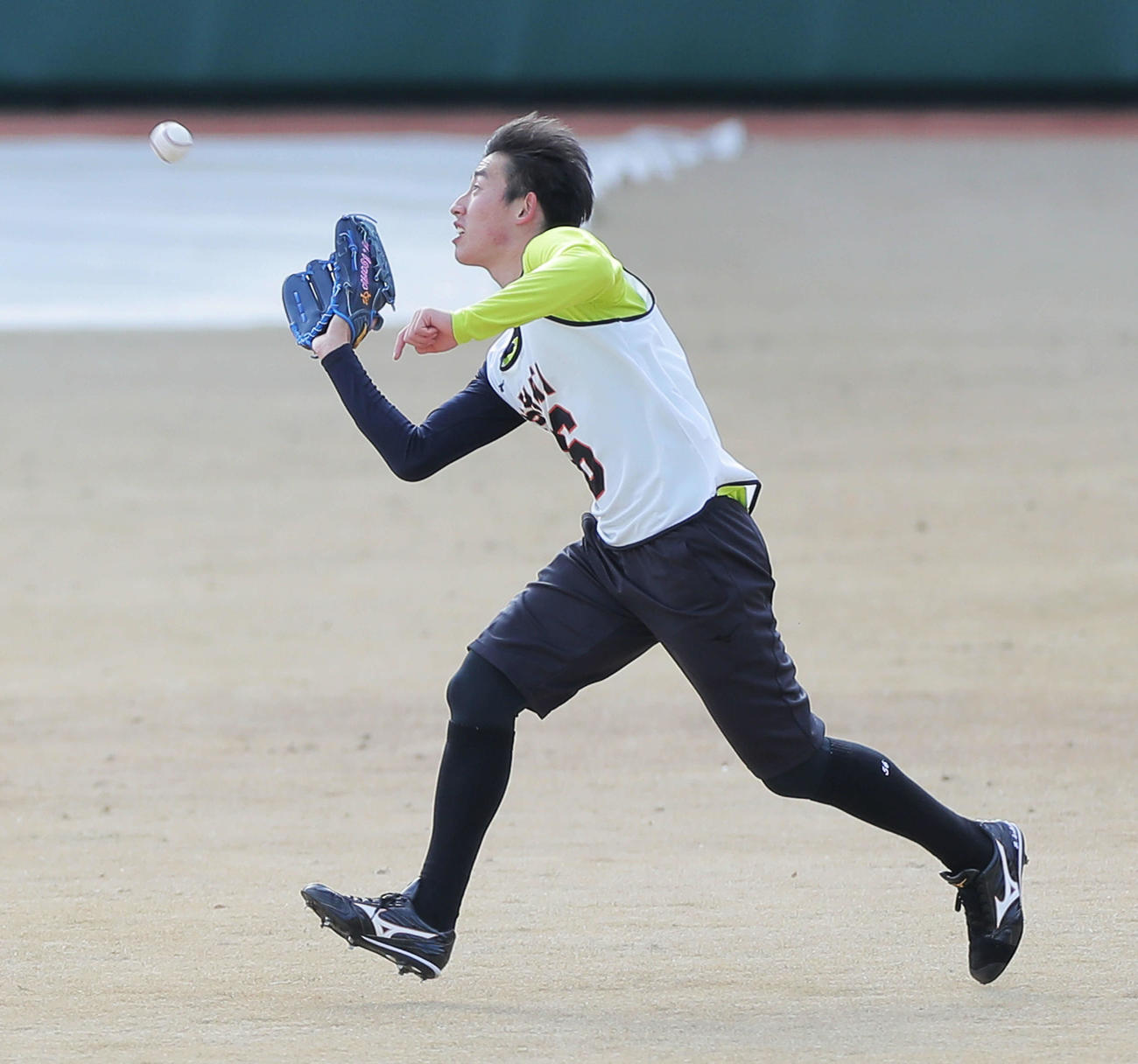 ノックを受ける巨人石田（撮影・河田真司）