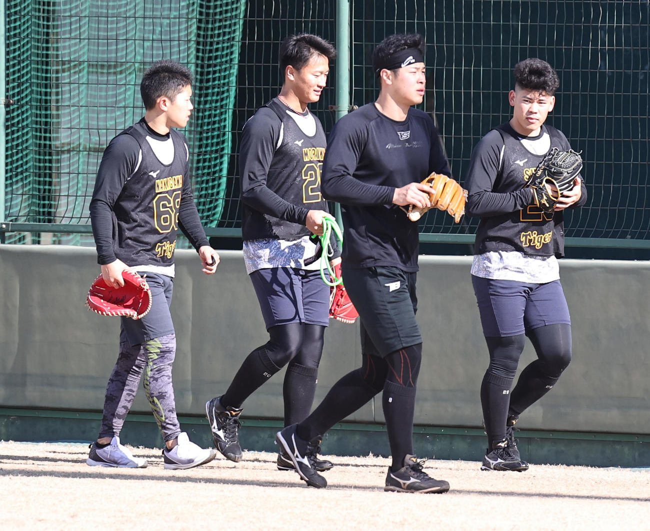 佐藤輝（左から3人目）と横を移動する左から中川、森木、鈴木（撮影・加藤哉）