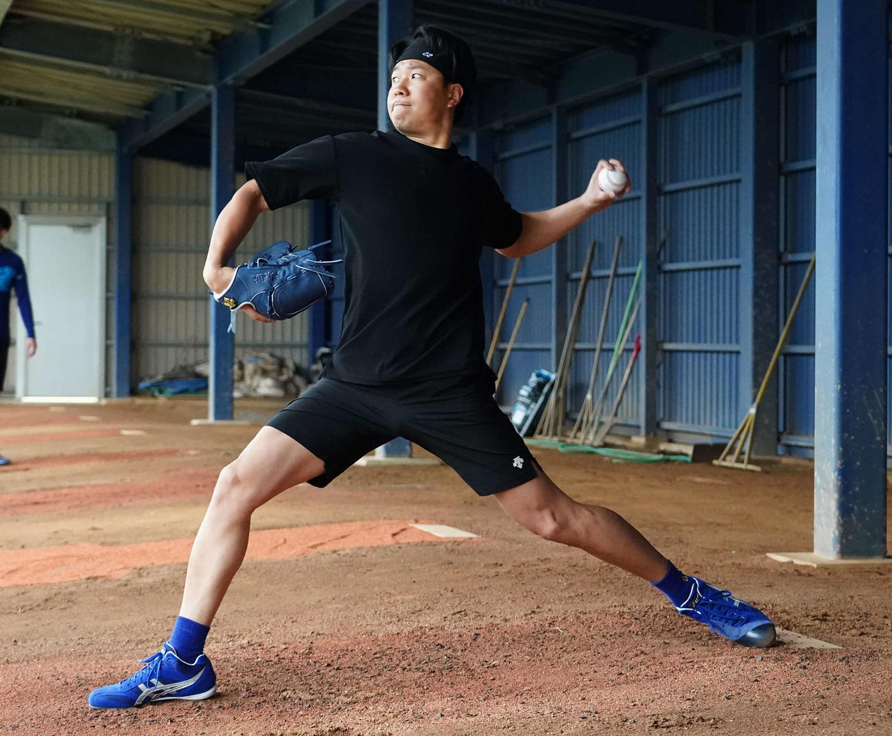 ブルペン投球をする中日大野雄（球団提供）