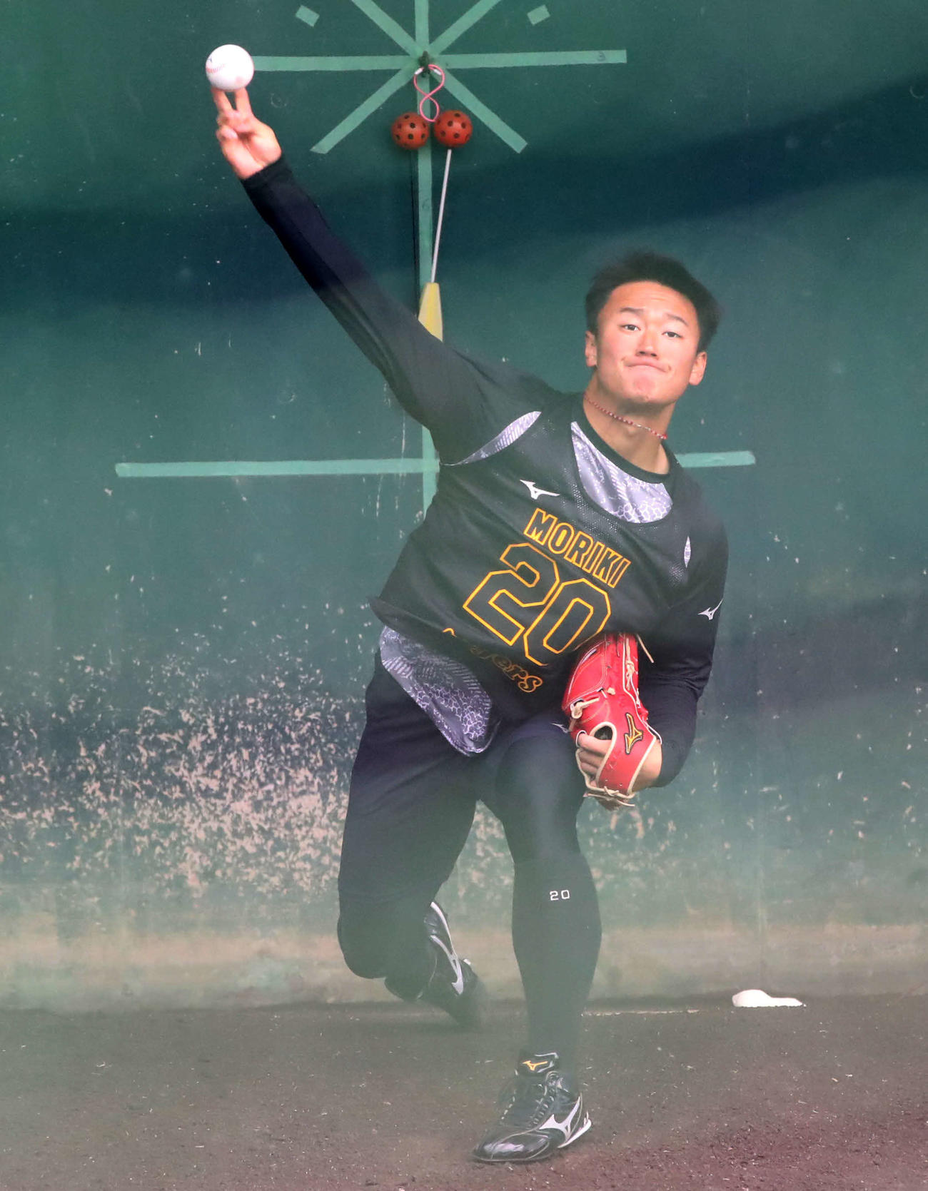ブルペンで投球練習を行う阪神森木（球団提供）