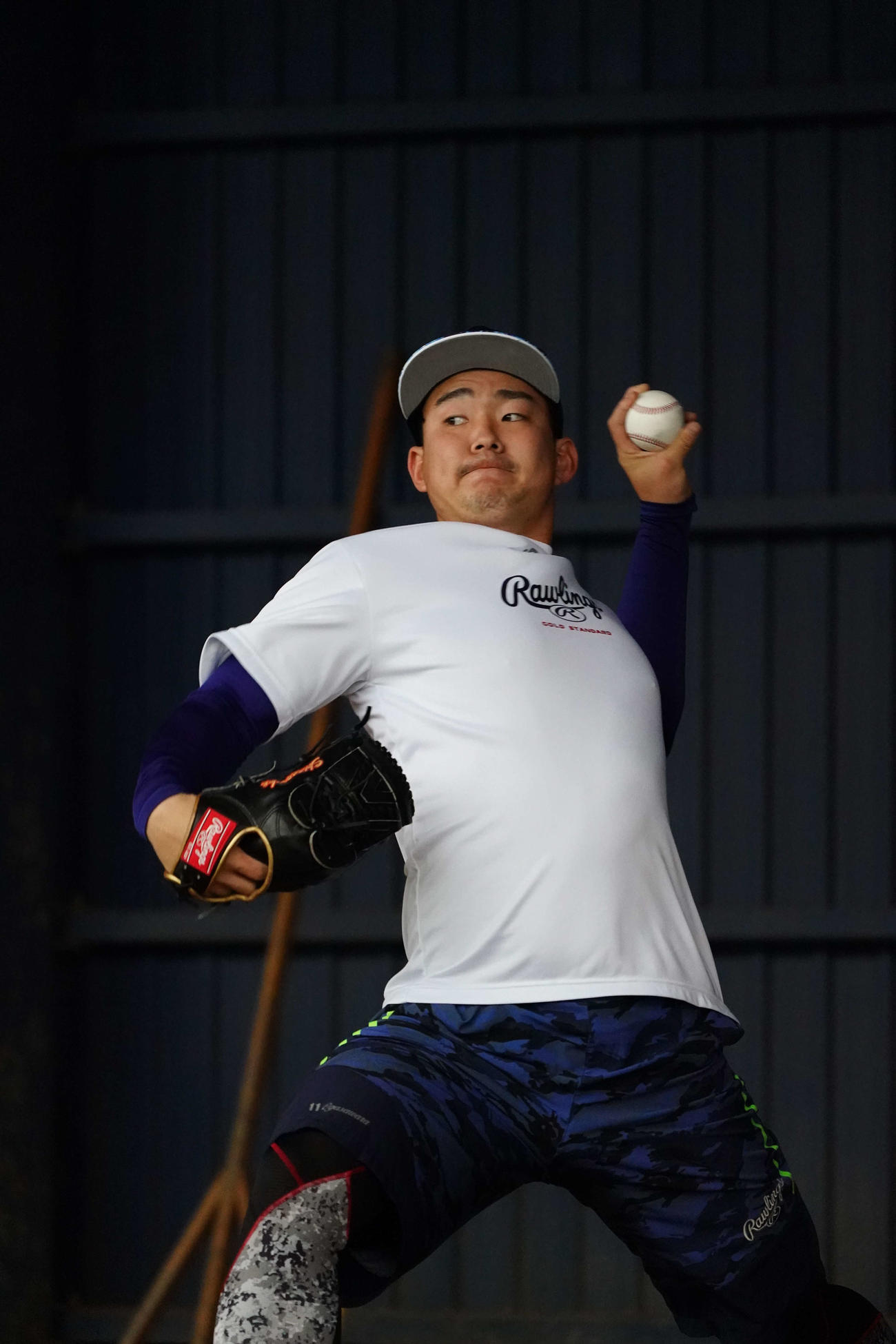 北谷球場ブルペンで4日連続投球練習する中日小笠原（球団提供）