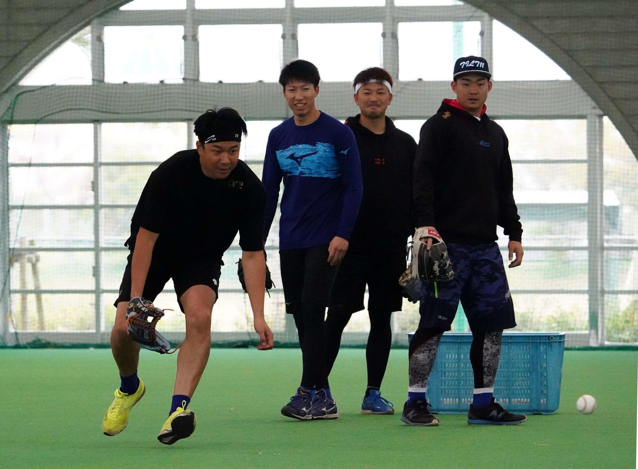 中日大野雄（左）と沖縄で自主トレをする後輩の橋本、田島、小笠原（左2人目から）（球団提供）