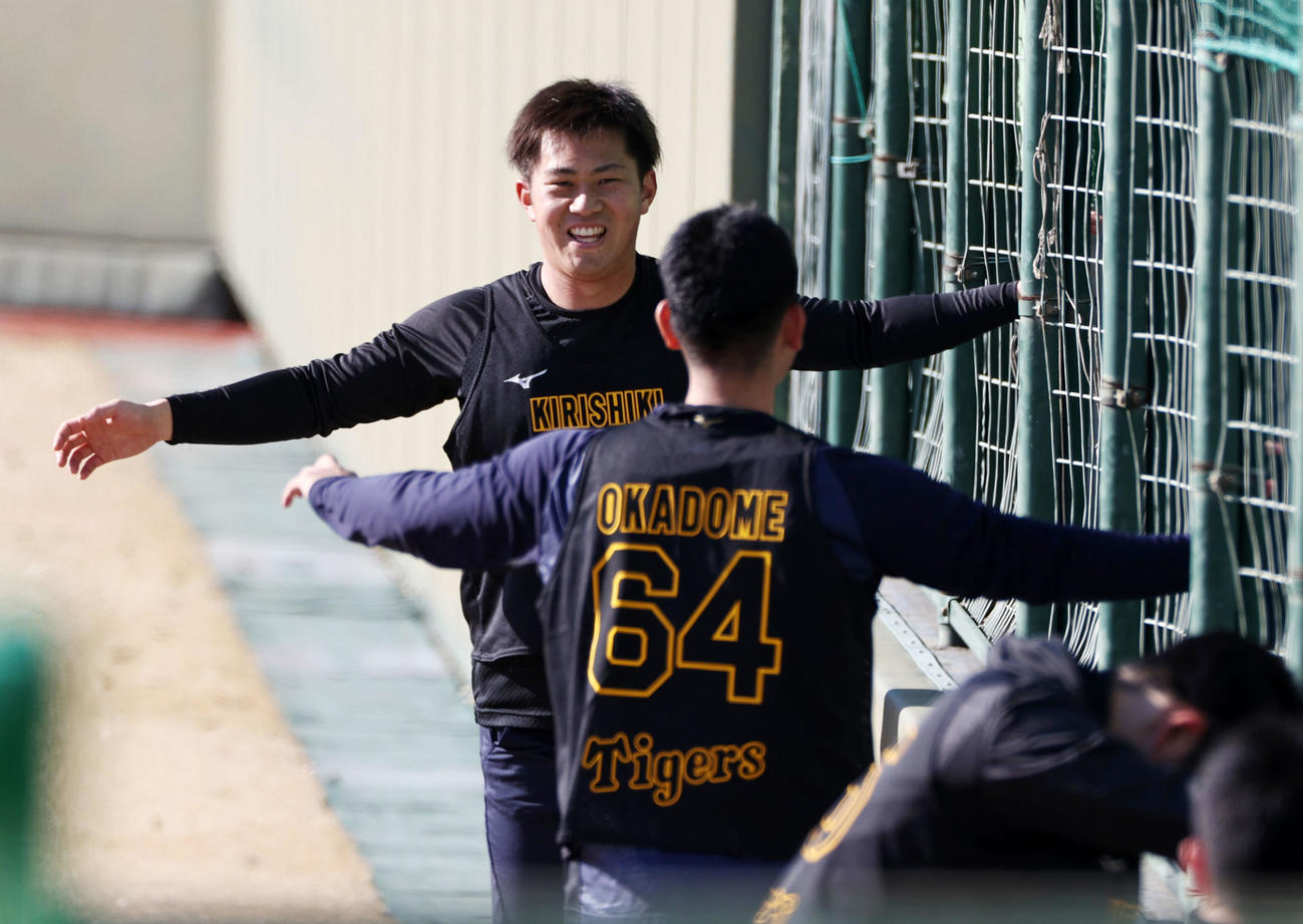 練習中、笑顔を見せる桐敷（撮影・加藤哉）