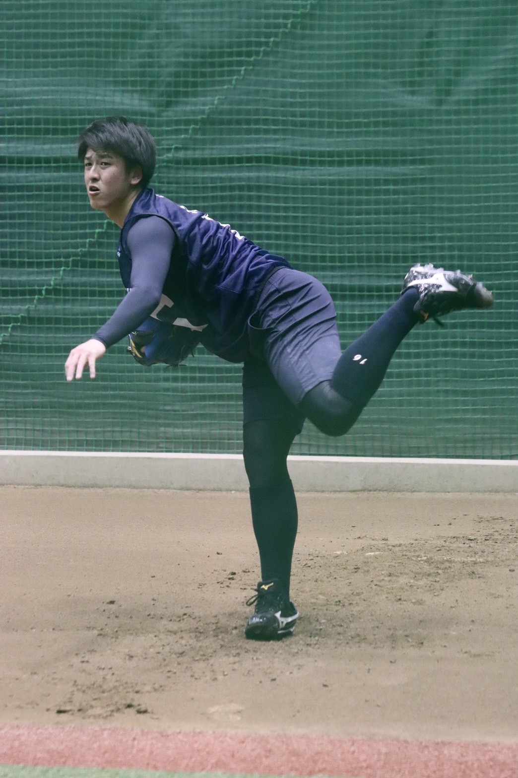 新人合同自主トレで2度目のブルペン入りをした西武隅田（代表撮影）