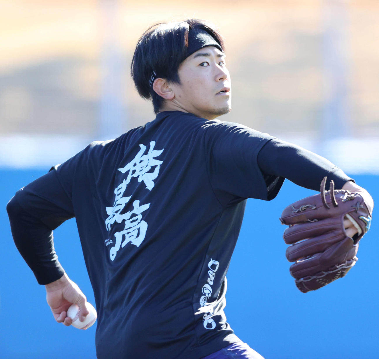 ブルペンで投球するDeNA今永（撮影・上山淳一）