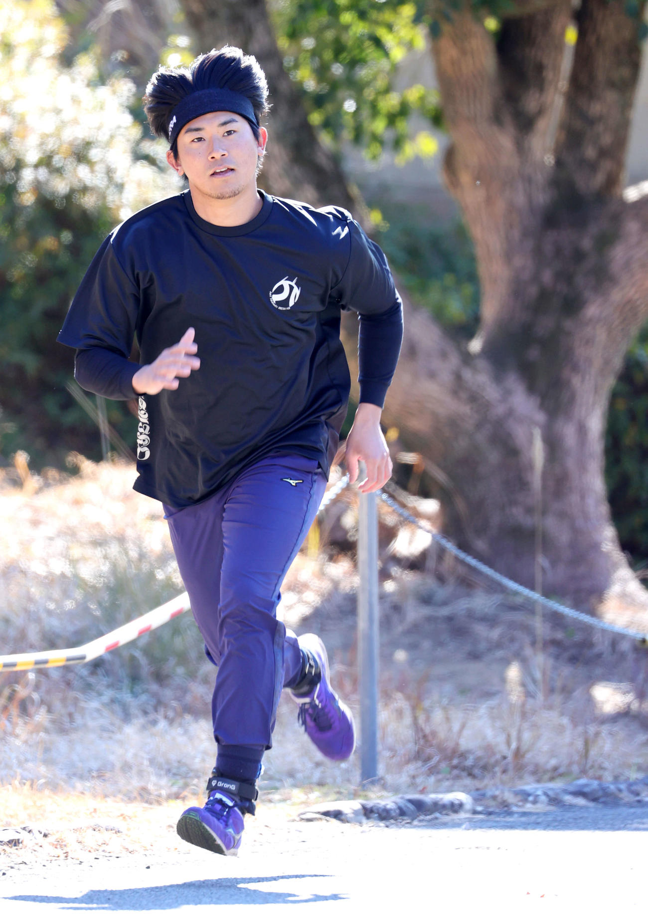 坂道ダッシュで汗を流すDeNA今永（撮影・上山淳一）