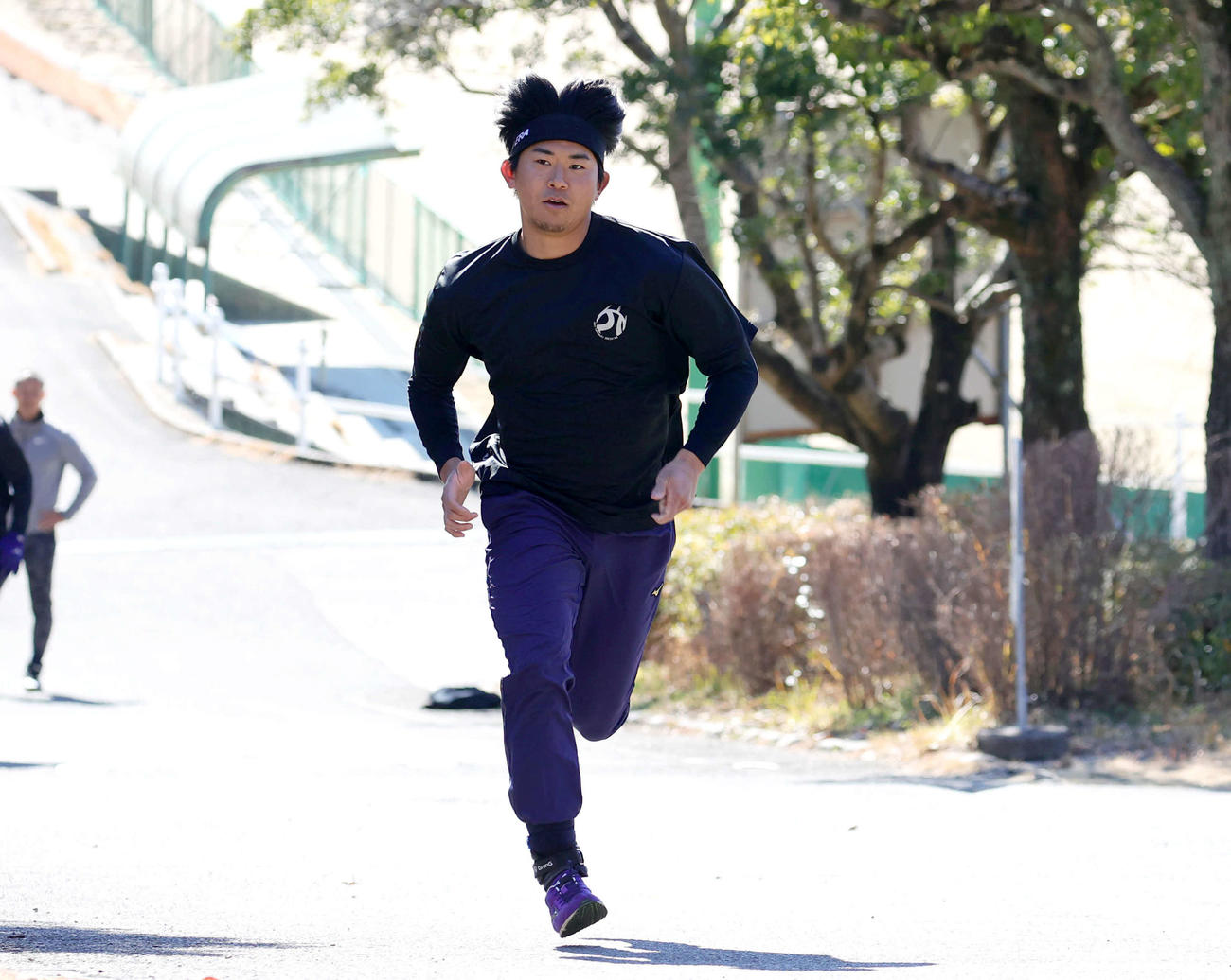 坂道ダッシュで汗を流すDeNA今永（撮影・上山淳一）