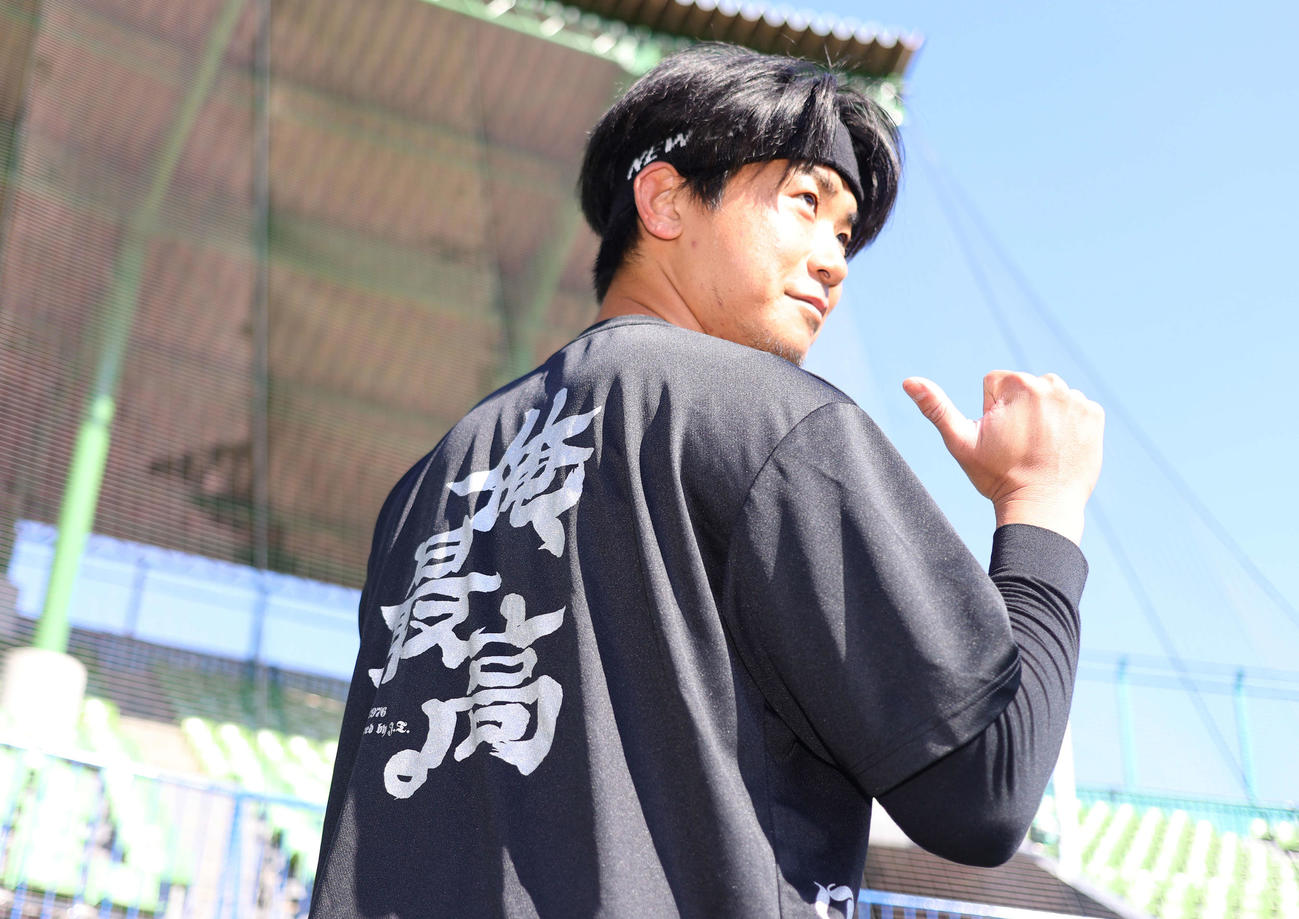 「俺最高」とプリントされたTシャツ姿でポーズを決めるDeNA今永（撮影・上山淳一）
