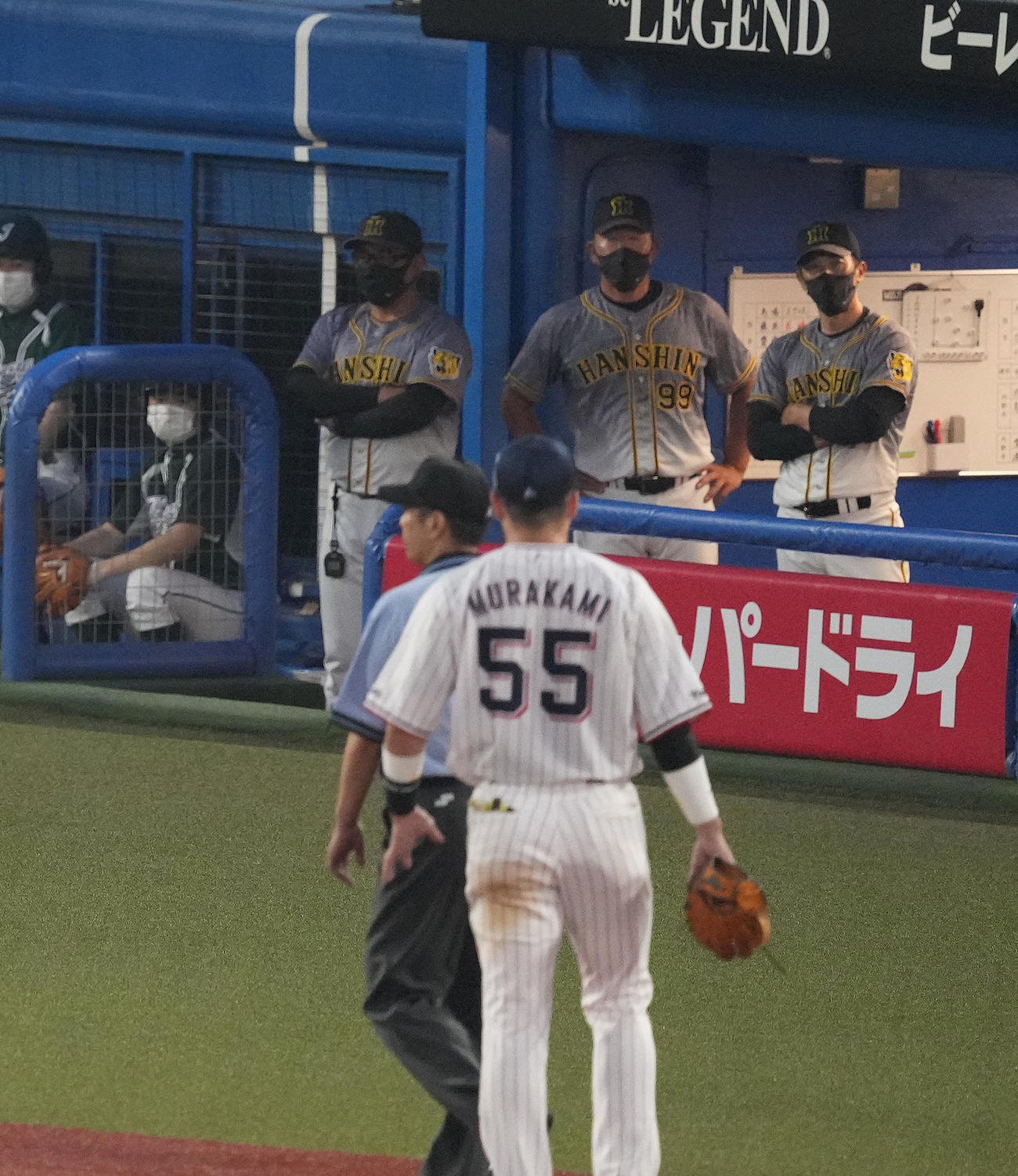 21年7月6日　ヤクルト対阪神　5回表阪神2死一、二塁、打者佐藤輝の時、近本の動きを塁審に指摘する村上（手前）を見つめる矢野監督（右端）