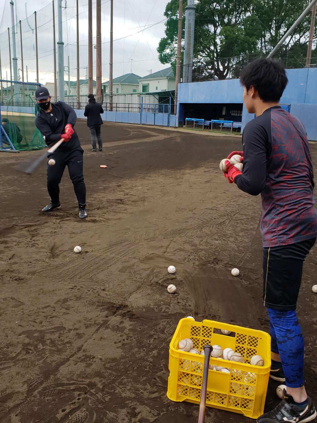 自主トレを公開する巨人岡本和（左）（球団提供）