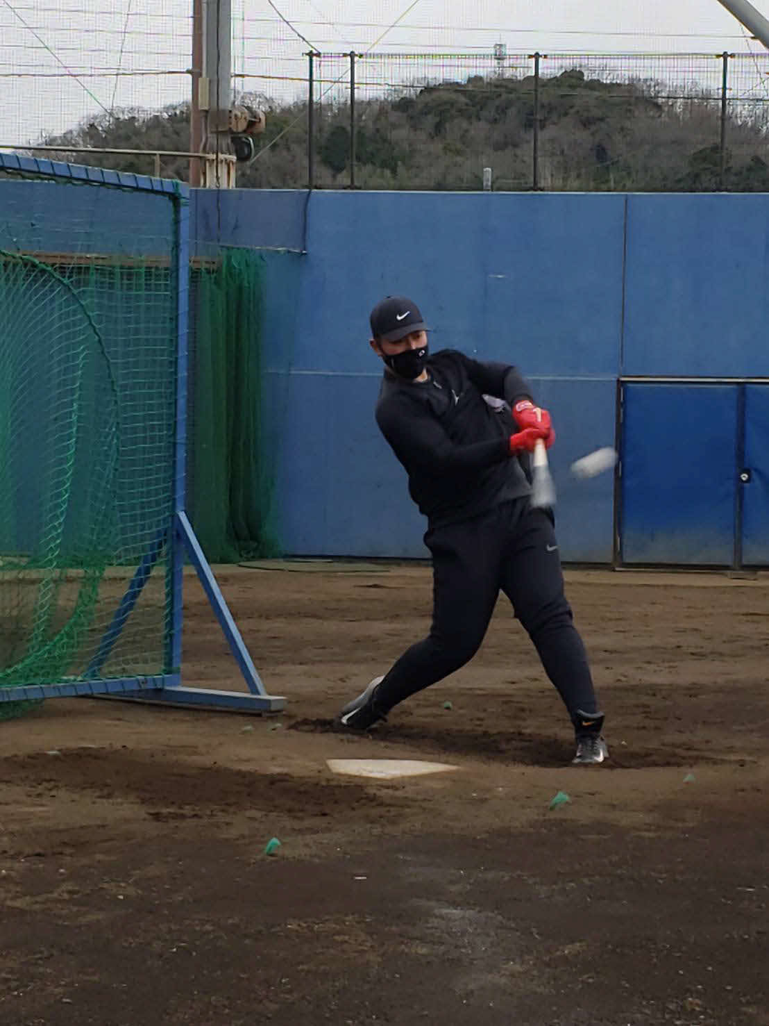 自主トレを公開する巨人岡本和（球団提供）