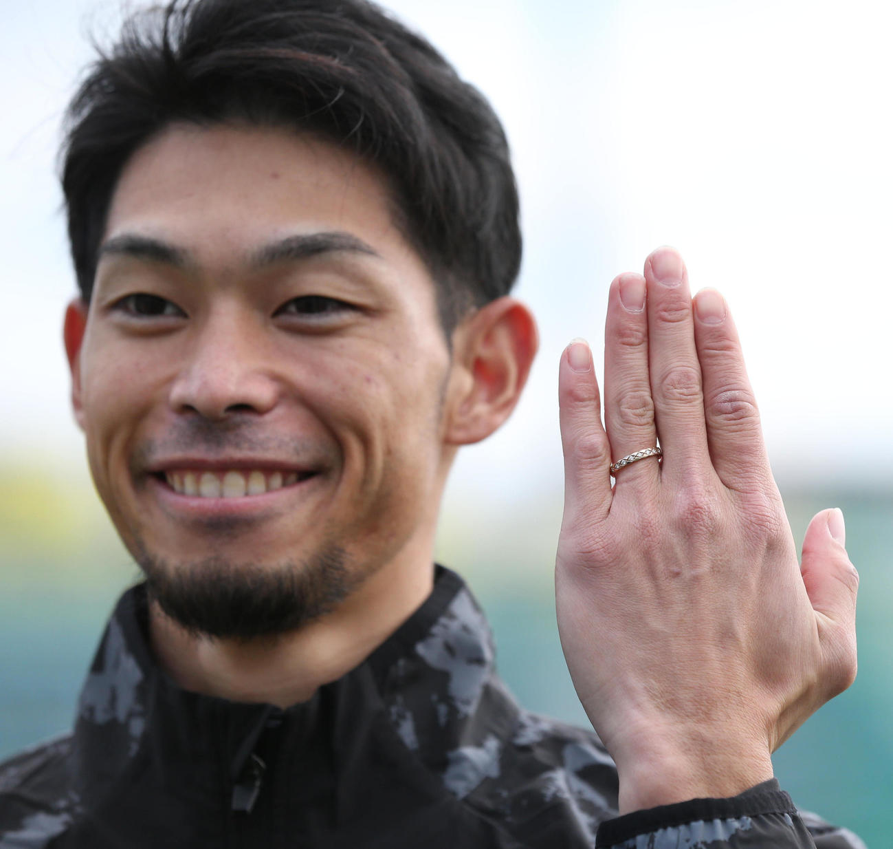 薬指の指輪を披露する又吉克樹（撮影・梅根麻紀）