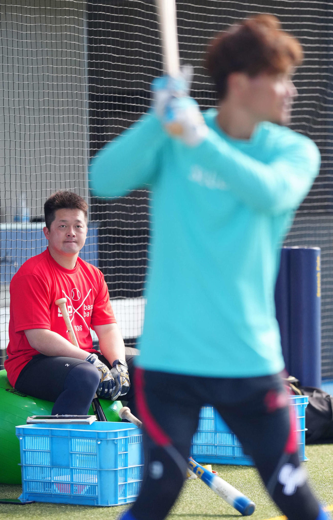 合同自主トレで打撃練習するDeNA大和（手前）を見つめる牧（撮影・江口和貴）